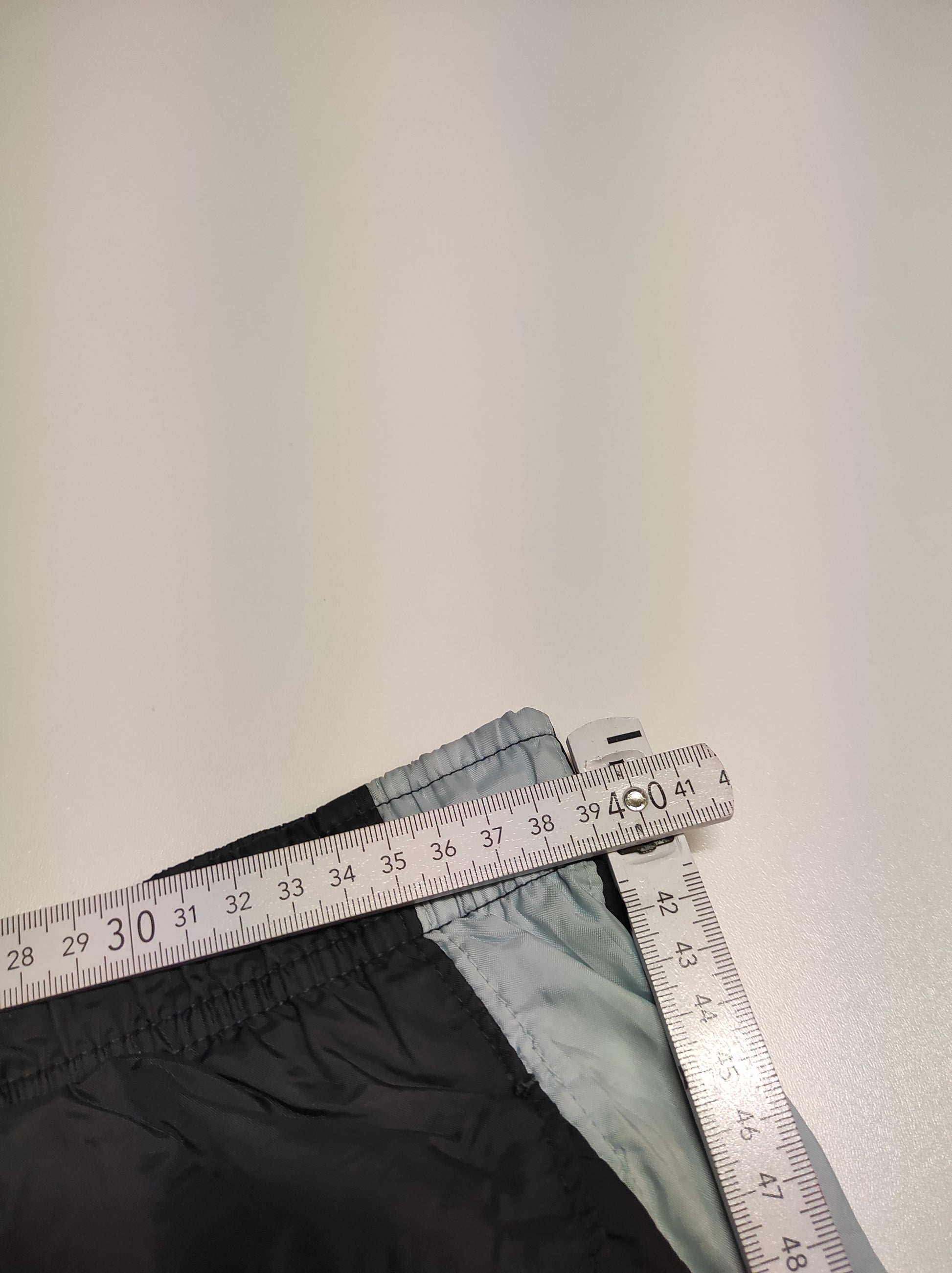 Entdecke unsere Vintage Track Pants von Nike und anderen Marken, erhältlich bei Valuxery.de - Dein Shop für trendige Vintage - Kleidung. Unsere Track Pants sind aus hochwertigen Materialien und