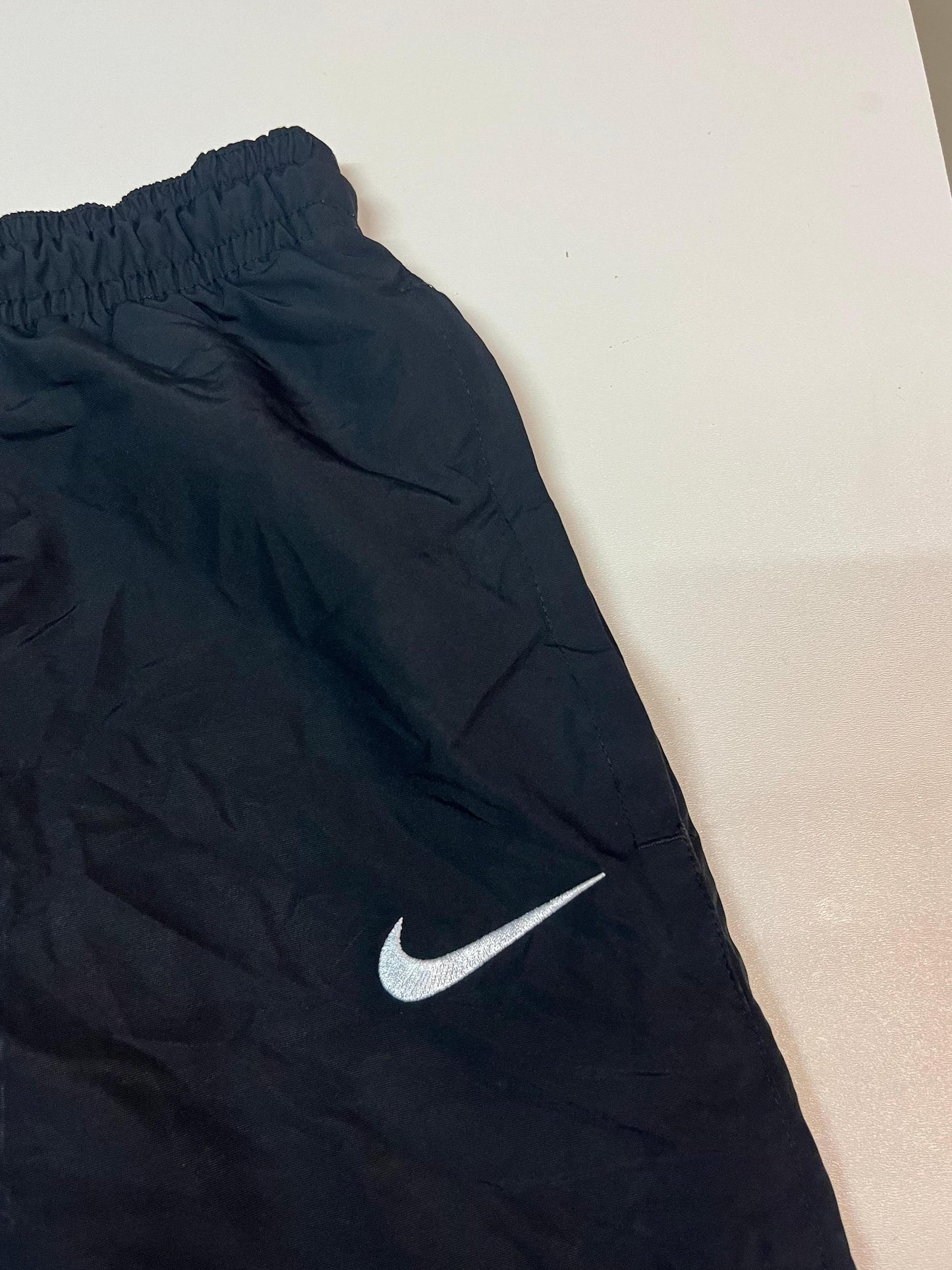 Entdecke unsere Vintage Track Pants von Nike und anderen Marken, erhältlich bei Valuxery.de - Dein Shop für trendige Vintage - Kleidung. Unsere Track Pants sind aus hochwertigen Materialien und
