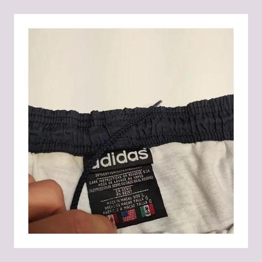 Entdecke unsere Vintage Track Pants von Nike und anderen Marken, erhältlich bei Valuxery.de - Dein Shop für trendige Vintage - Kleidung. Unsere Track Pants sind aus hochwertigen Materialien und