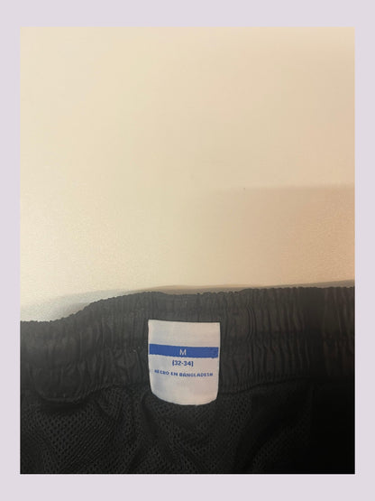 Entdecke unsere Vintage Track Pants von Nike und anderen Marken, erhältlich bei Valuxery.de - Dein Shop für trendige Vintage - Kleidung. Unsere Track Pants sind aus hochwertigen Materialien und