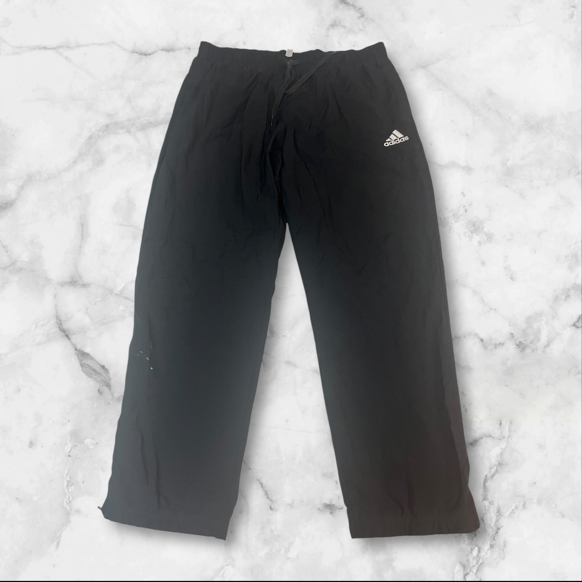 Entdecke unsere Vintage Track Pants von Nike und anderen Marken, erhältlich bei Valuxery.de - Dein Shop für trendige Vintage - Kleidung. Unsere Track Pants sind aus hochwertigen Materialien und
