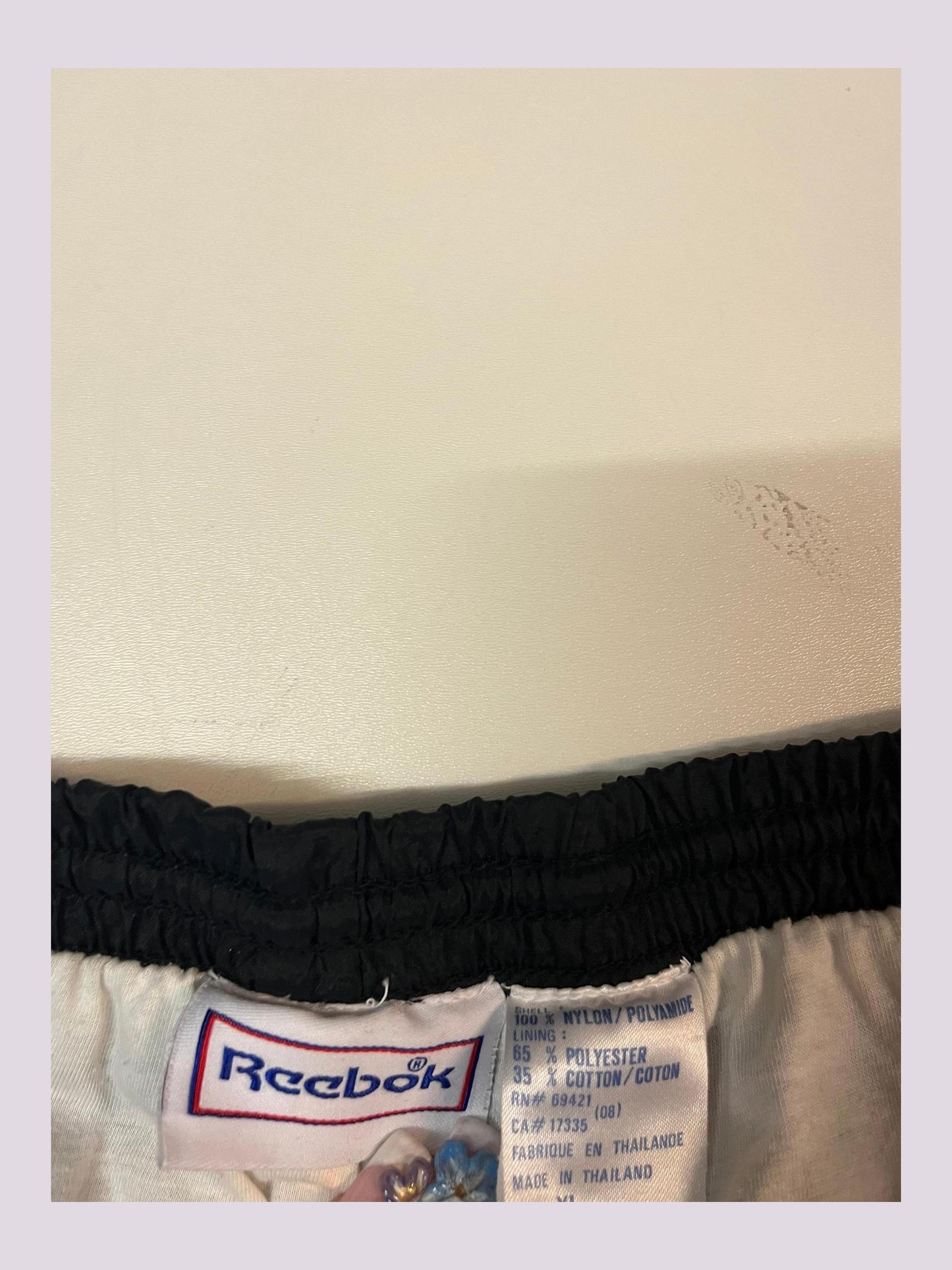 Entdecke unsere Vintage Track Pants von Nike und anderen Marken, erhältlich bei Valuxery.de - Dein Shop für trendige Vintage - Kleidung. Unsere Track Pants sind aus hochwertigen Materialien und