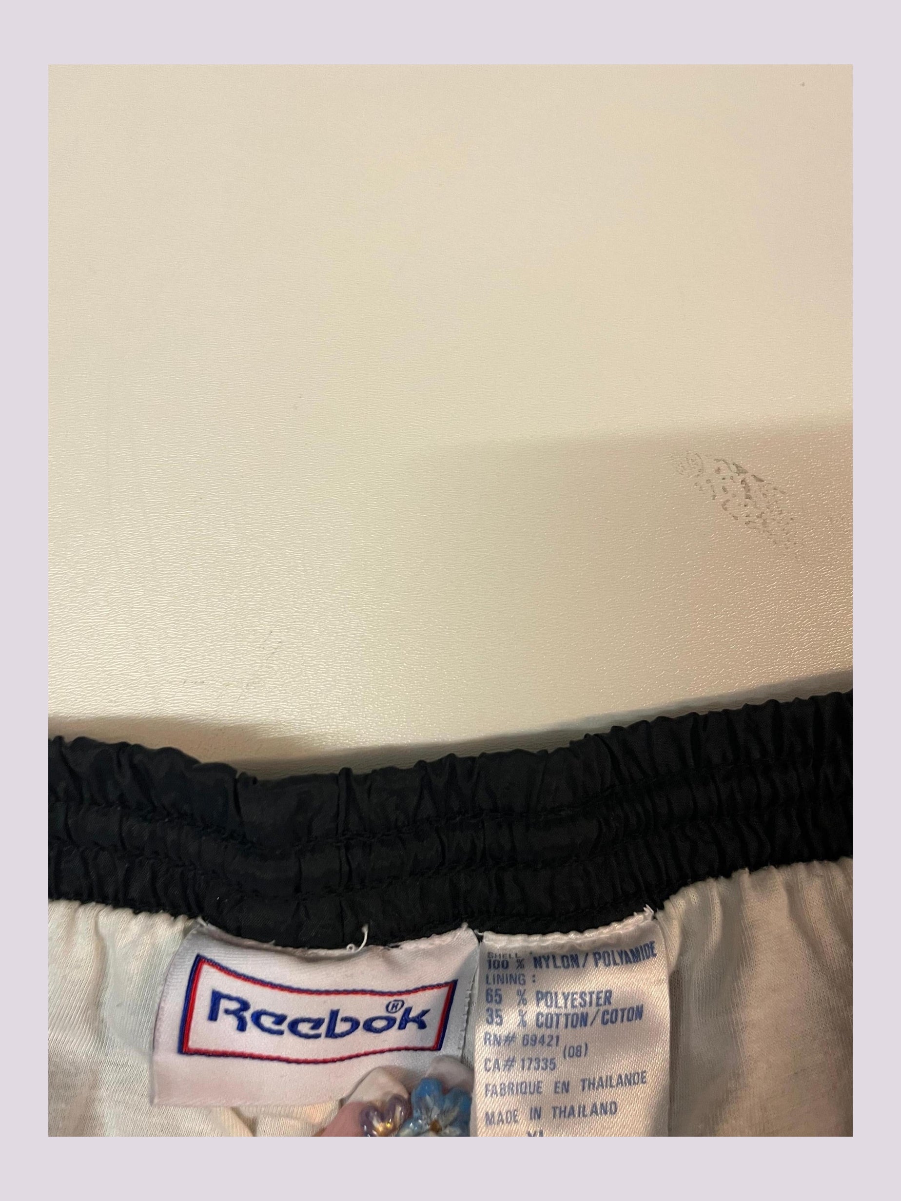 Entdecke unsere Vintage Track Pants von Nike und anderen Marken, erhältlich bei Valuxery.de - Dein Shop für trendige Vintage - Kleidung. Unsere Track Pants sind aus hochwertigen Materialien und