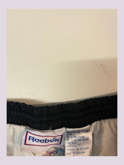 Entdecke unsere Vintage Track Pants von Nike und anderen Marken, erhältlich bei Valuxery.de - Dein Shop für trendige Vintage - Kleidung. Unsere Track Pants sind aus hochwertigen Materialien und