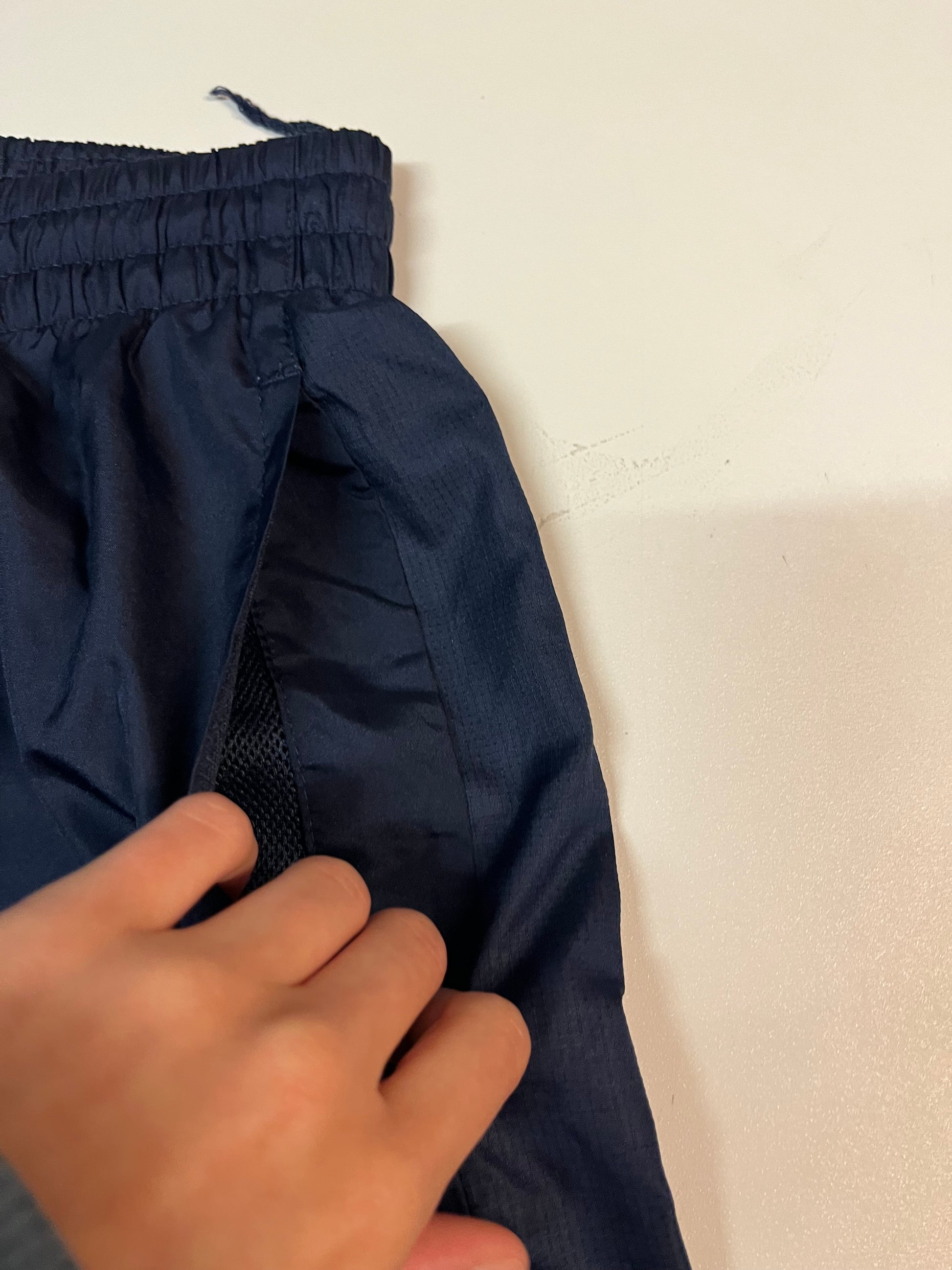 Entdecke unsere Vintage Track Pants von Nike und anderen Marken, erhältlich bei Valuxery.de - Dein Shop für trendige Vintage - Kleidung. Unsere Track Pants sind aus hochwertigen Materialien und