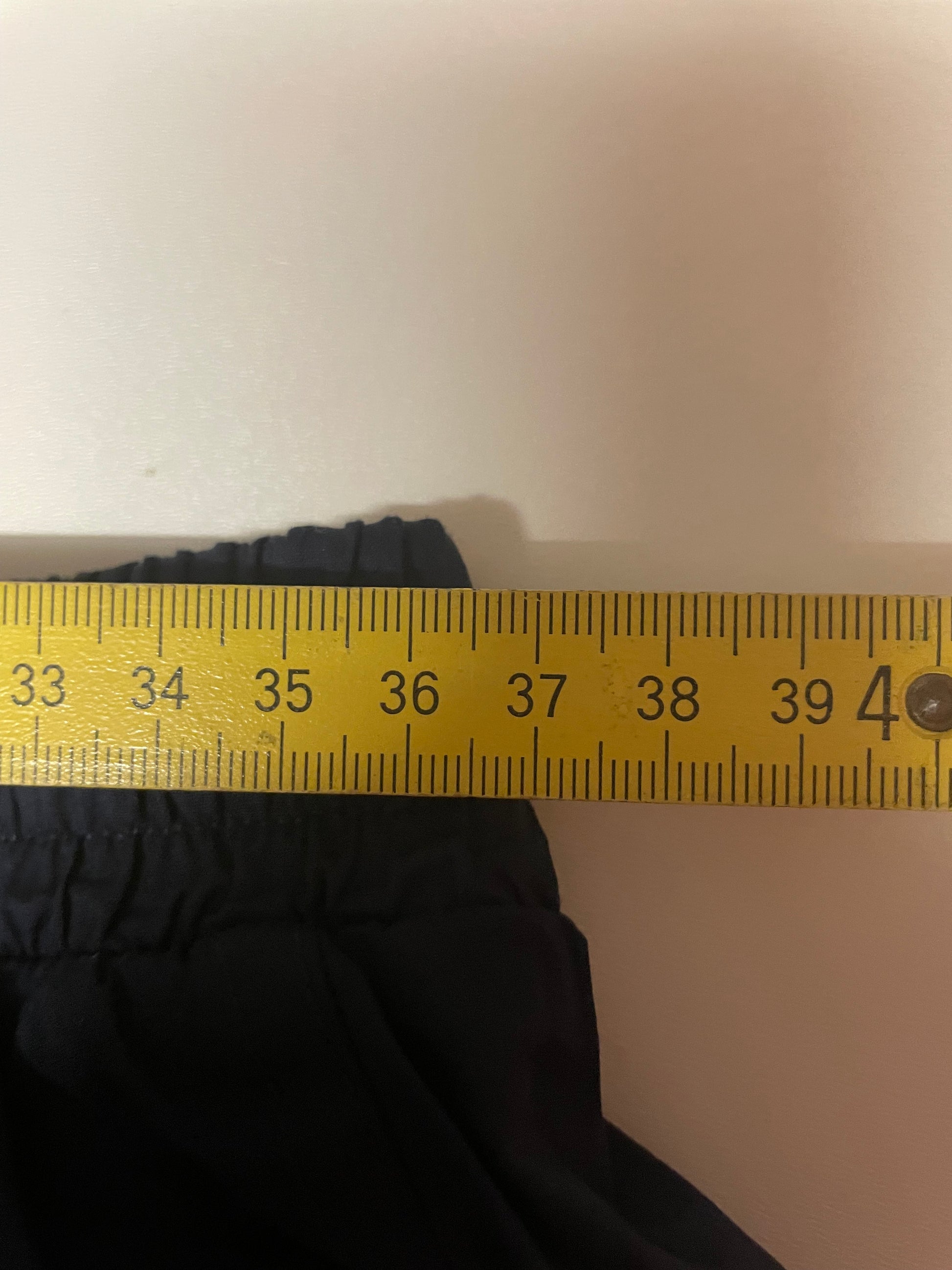 Entdecke unsere Vintage Track Pants von Nike und anderen Marken, erhältlich bei Valuxery.de - Dein Shop für trendige Vintage - Kleidung. Unsere Track Pants sind aus hochwertigen Materialien und