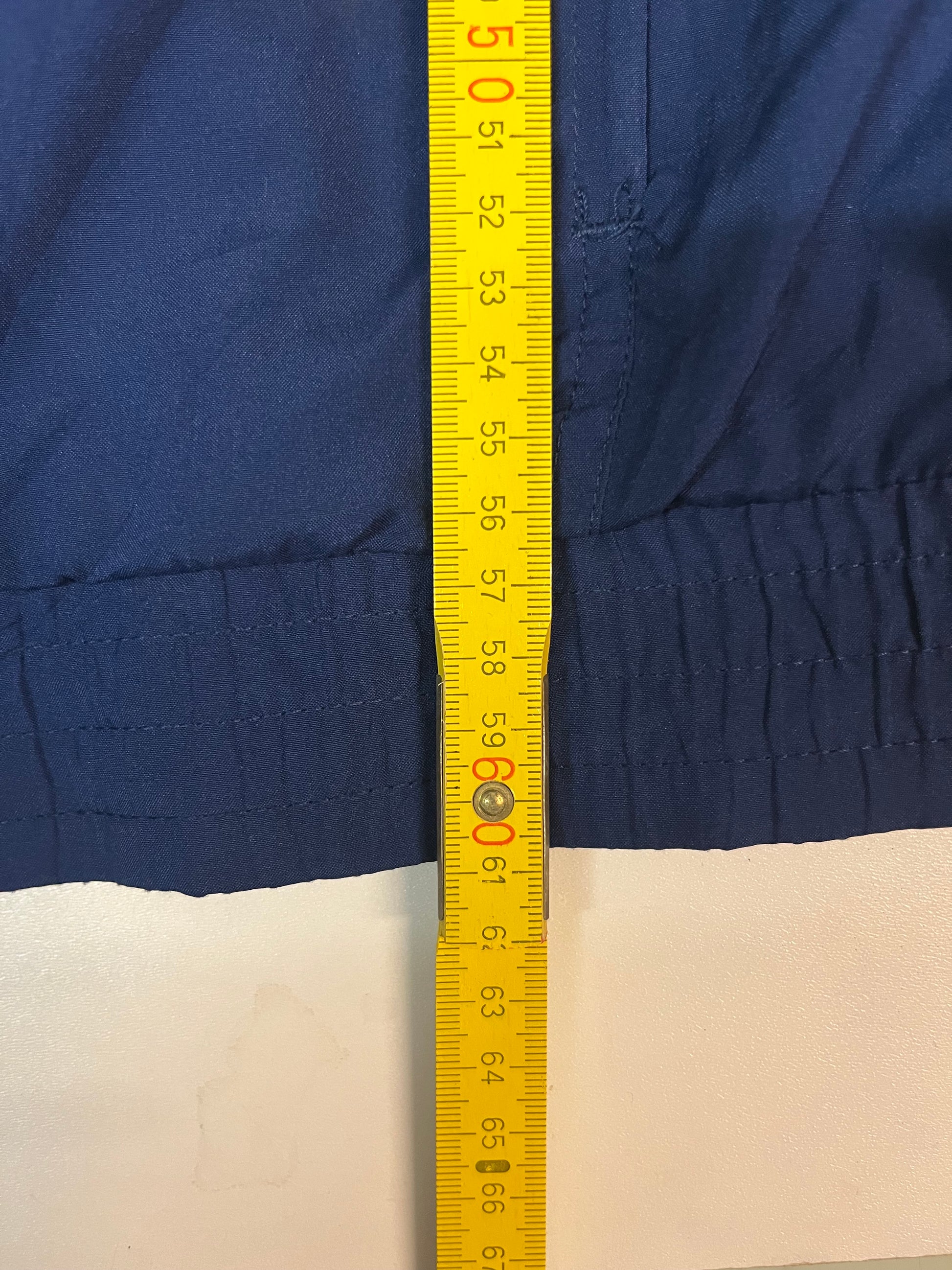 Entdecke unsere Vintage Track Pants von Nike und anderen Marken, erhältlich bei Valuxery.de - Dein Shop für trendige Vintage - Kleidung. Unsere Track Pants sind aus hochwertigen Materialien und