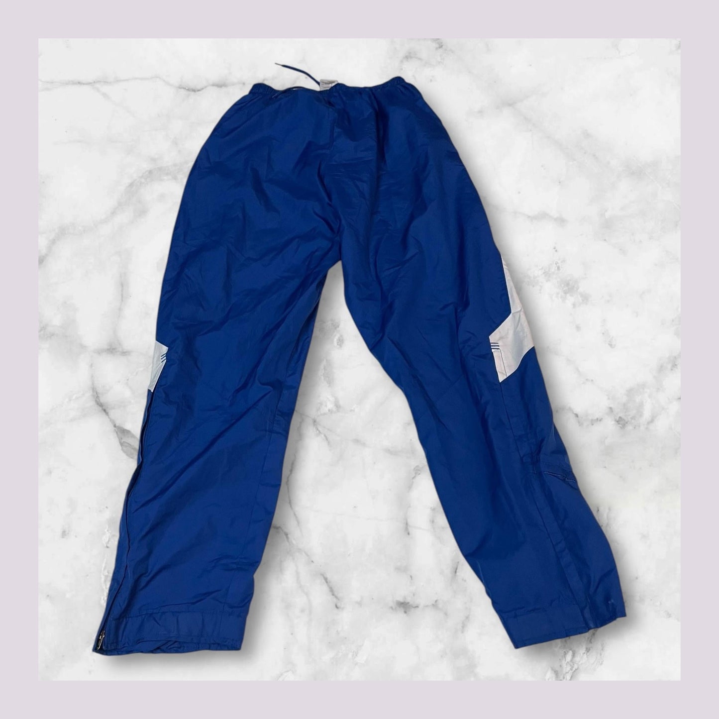 Entdecke unsere Vintage Track Pants von Nike und anderen Marken, erhältlich bei Valuxery.de - Dein Shop für trendige Vintage - Kleidung. Unsere Track Pants sind aus hochwertigen Materialien und