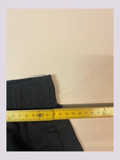 Entdecke unsere Vintage Track Pants von Nike und anderen Marken, erhältlich bei Valuxery.de - Dein Shop für trendige Vintage - Kleidung. Unsere Track Pants sind aus hochwertigen Materialien und