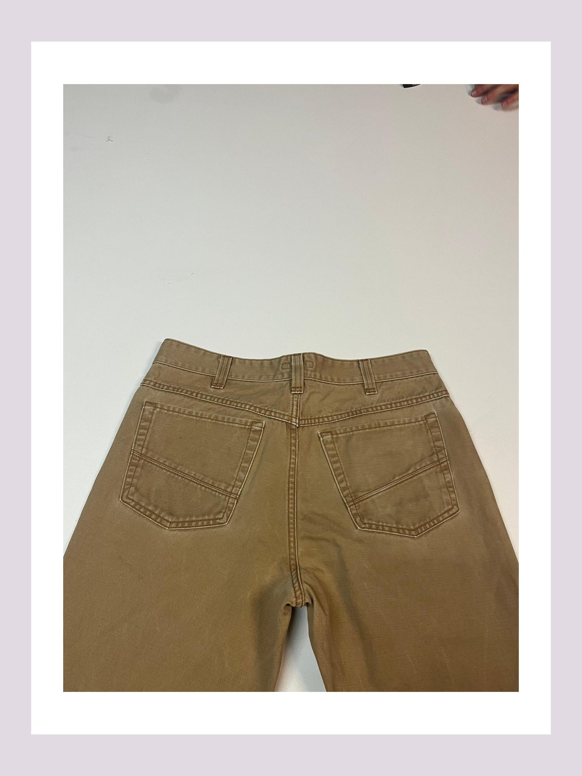 Entdecke unsere Vintage Track Pants von Nike und anderen Marken, erhältlich bei Valuxery.de - Dein Shop für trendige Vintage - Kleidung. Unsere Track Pants sind aus hochwertigen Materialien und