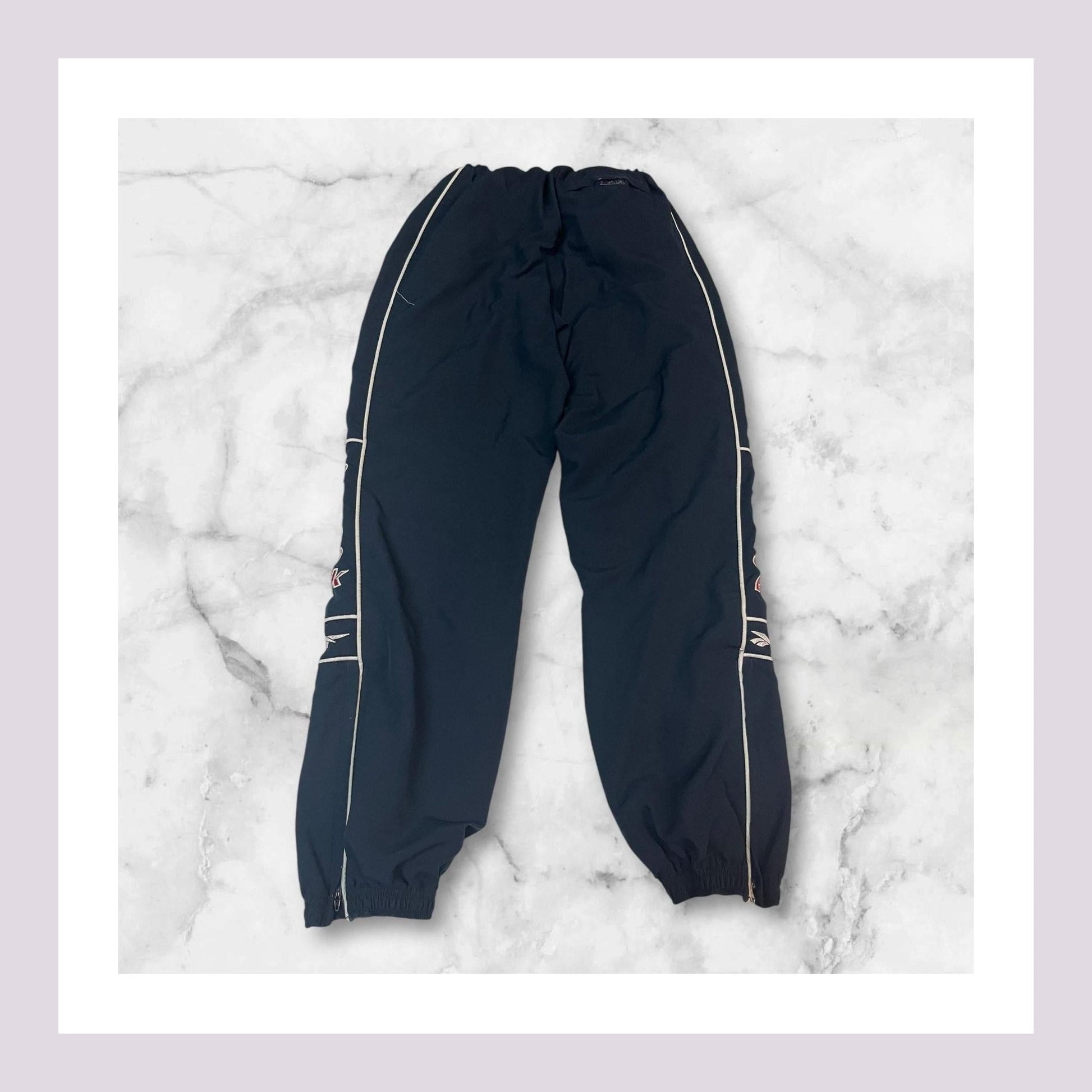 Entdecke unsere Vintage Track Pants von Nike und anderen Marken, erhältlich bei Valuxery.de - Dein Shop für trendige Vintage - Kleidung. Unsere Track Pants sind aus hochwertigen Materialien und