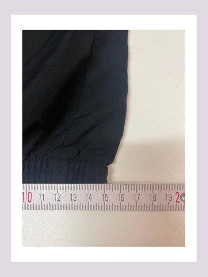 Entdecke unsere Vintage Track Pants von Nike und anderen Marken, erhältlich bei Valuxery.de - Dein Shop für trendige Vintage - Kleidung. Unsere Track Pants sind aus hochwertigen Materialien und