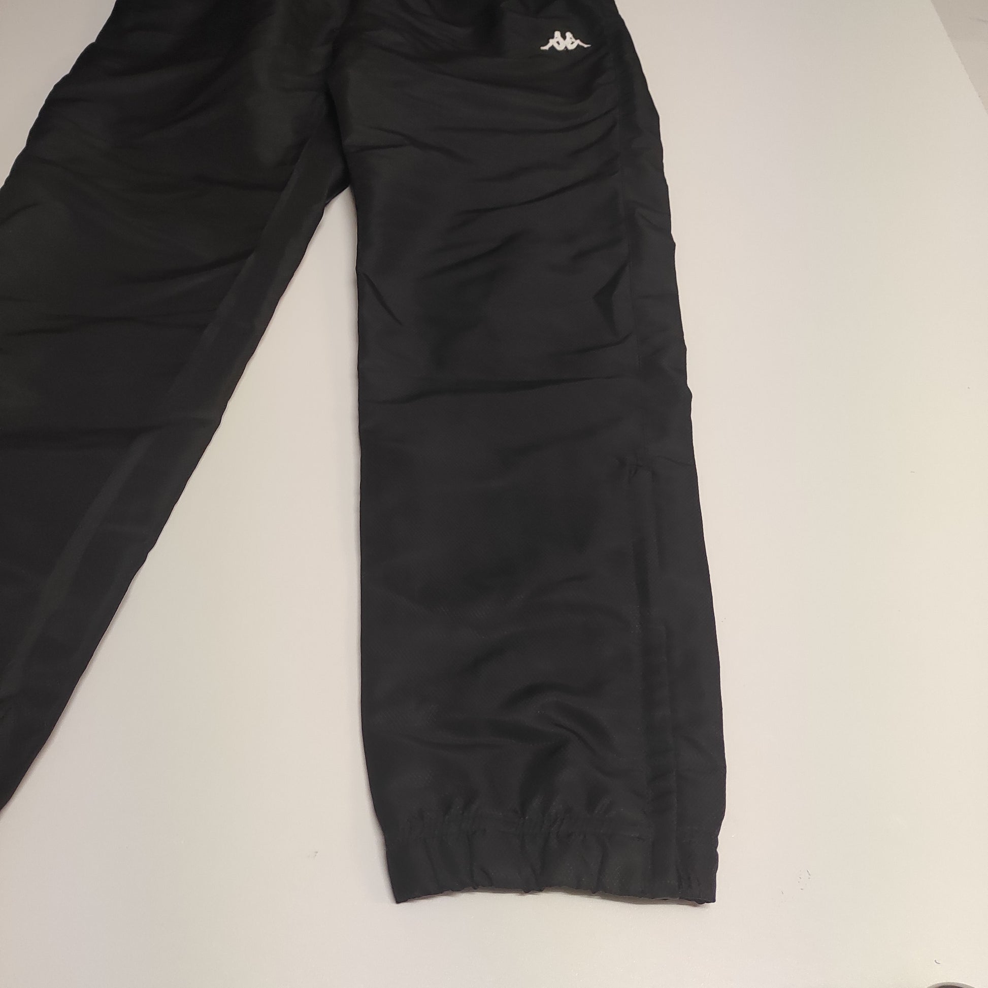 Entdecke unsere Vintage Track Pants von Nike und anderen Marken, erhältlich bei Valuxery.de - Dein Shop für trendige Vintage - Kleidung. Unsere Track Pants sind aus hochwertigen Materialien und