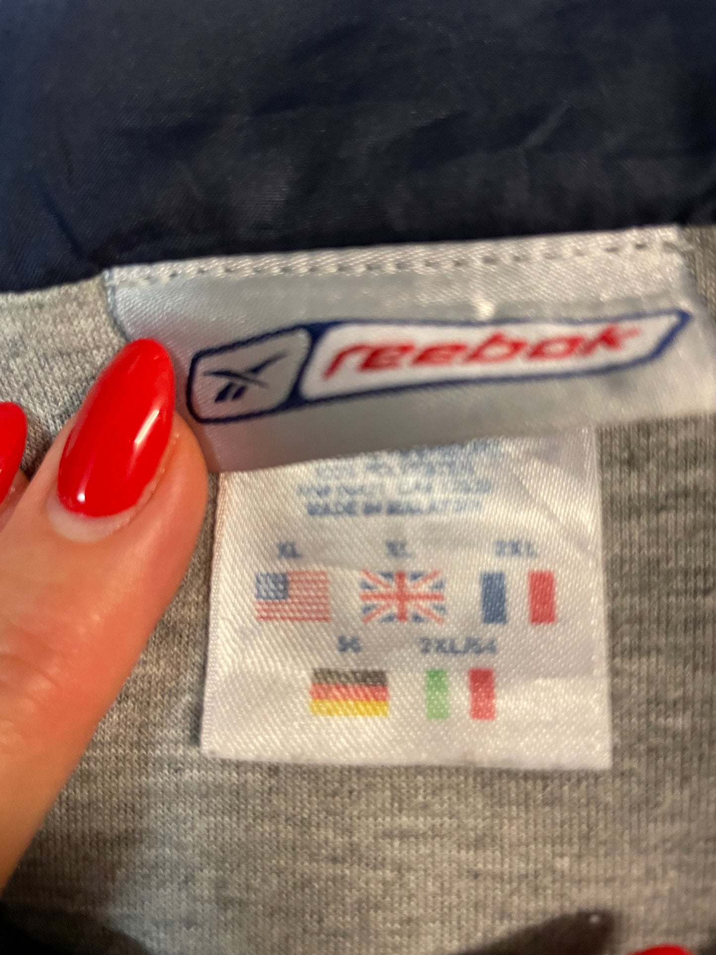 Entdecke unsere Vintage Track Pants von Nike und anderen Marken, erhältlich bei Valuxery.de - Dein Shop für trendige Vintage - Kleidung. Unsere Track Pants sind aus hochwertigen Materialien und