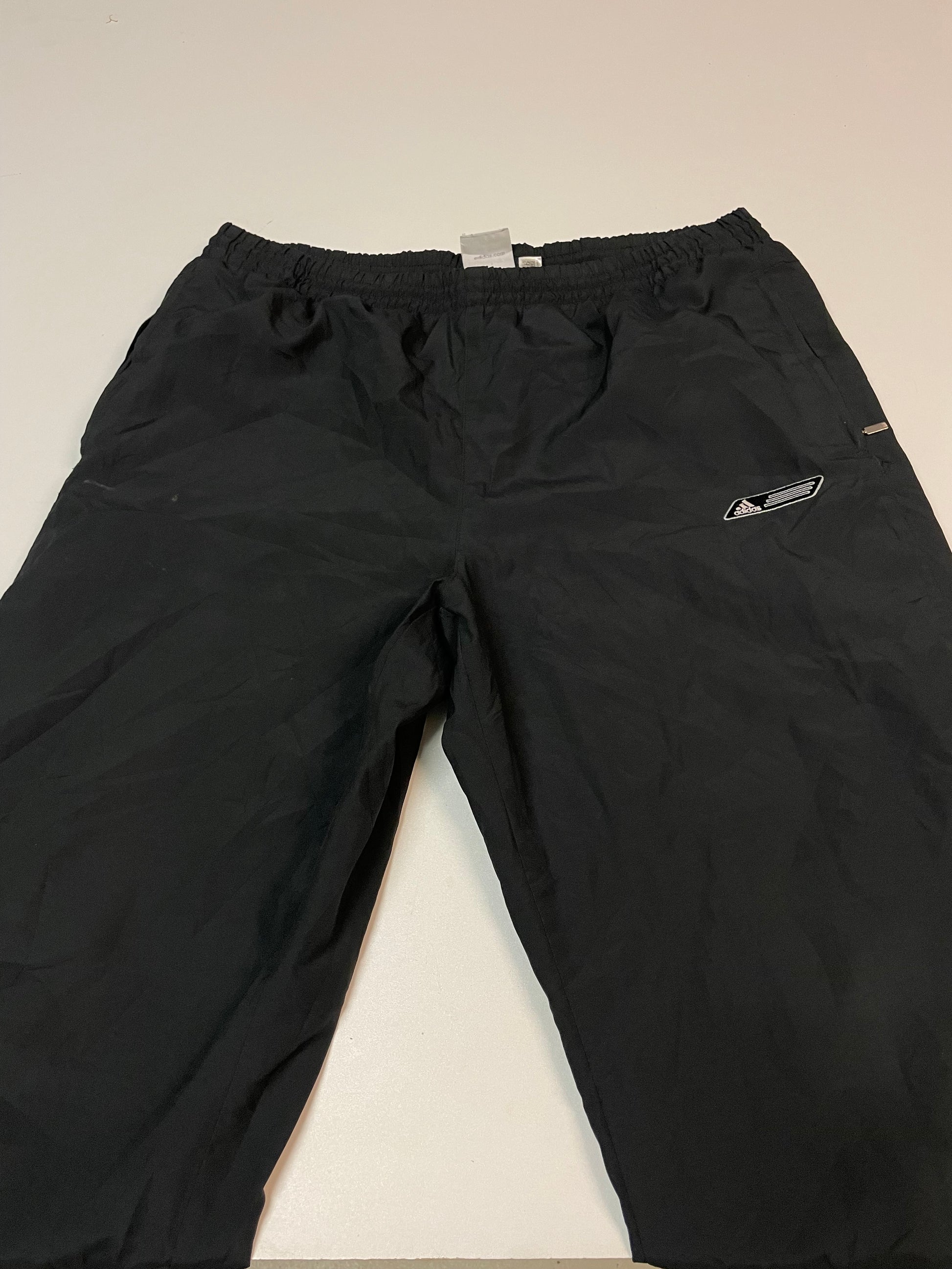 Entdecke unsere Vintage Track Pants von Nike und anderen Marken, erhältlich bei Valuxery.de - Dein Shop für trendige Vintage - Kleidung. Unsere Track Pants sind aus hochwertigen Materialien und