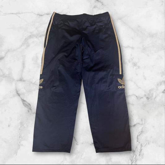 Entdecke unsere Vintage Track Pants von Nike und anderen Marken, erhältlich bei Valuxery.de - Dein Shop für trendige Vintage - Kleidung. Unsere Track Pants sind aus hochwertigen Materialien und
