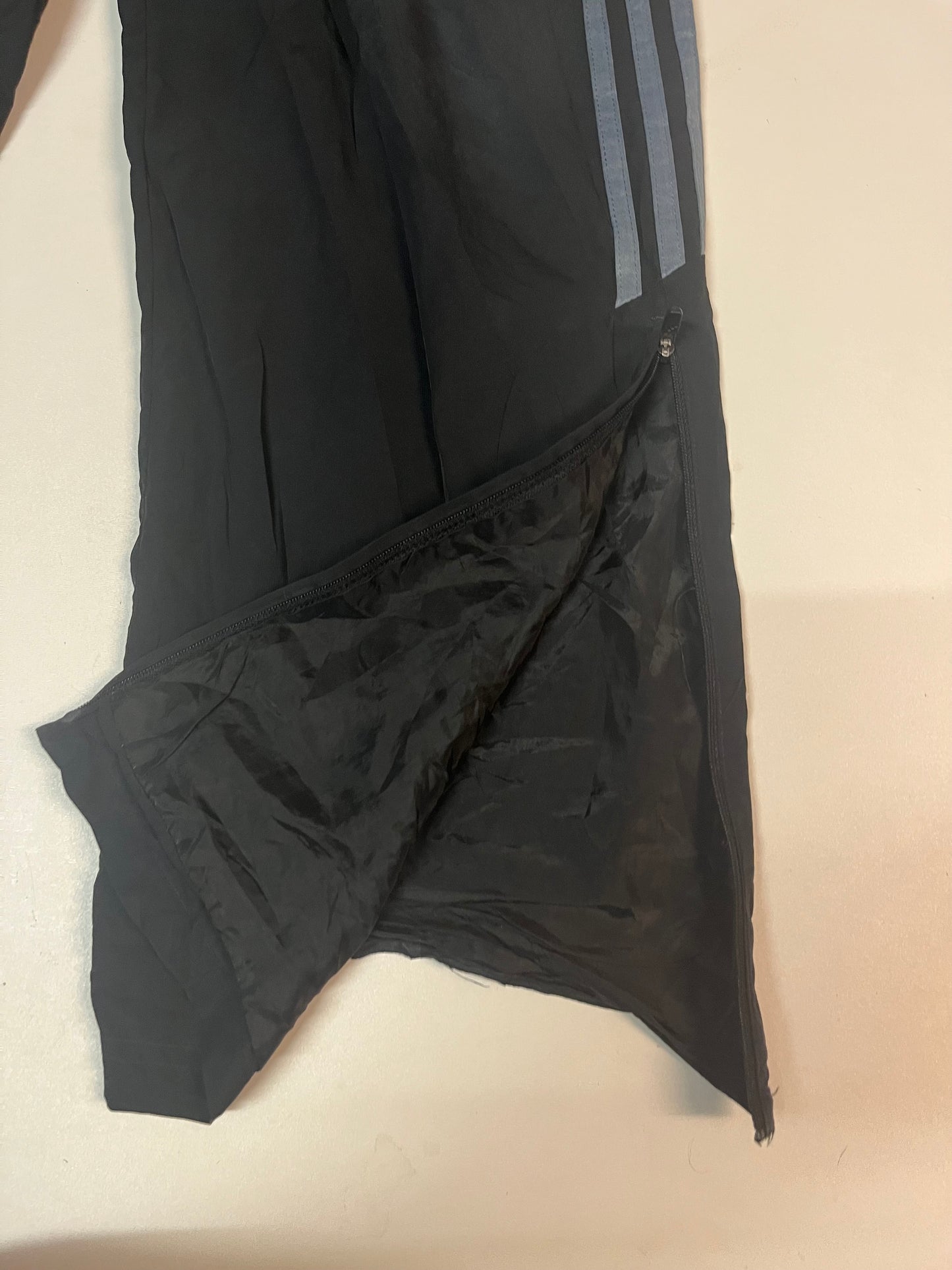 Entdecke unsere Vintage Track Pants von Nike und anderen Marken, erhältlich bei Valuxery.de - Dein Shop für trendige Vintage - Kleidung. Unsere Track Pants sind aus hochwertigen Materialien und