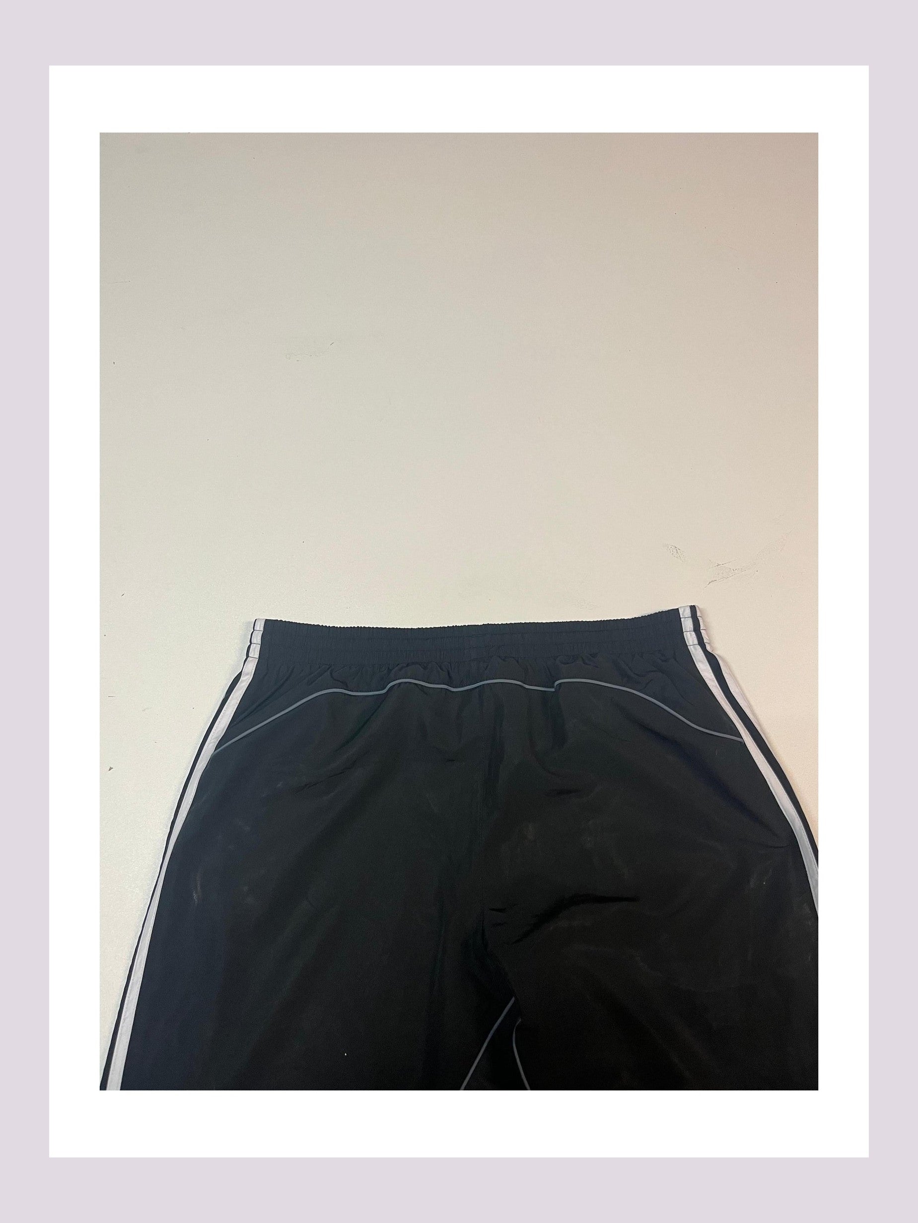 Entdecke unsere Vintage Track Pants von Nike und anderen Marken, erhältlich bei Valuxery.de - Dein Shop für trendige Vintage - Kleidung. Unsere Track Pants sind aus hochwertigen Materialien und