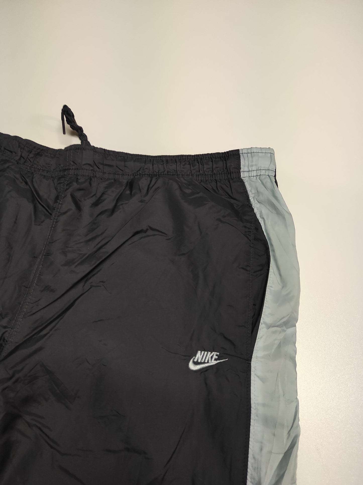 Entdecke unsere Vintage Track Pants von Nike und anderen Marken, erhältlich bei Valuxery.de - Dein Shop für trendige Vintage - Kleidung. Unsere Track Pants sind aus hochwertigen Materialien und