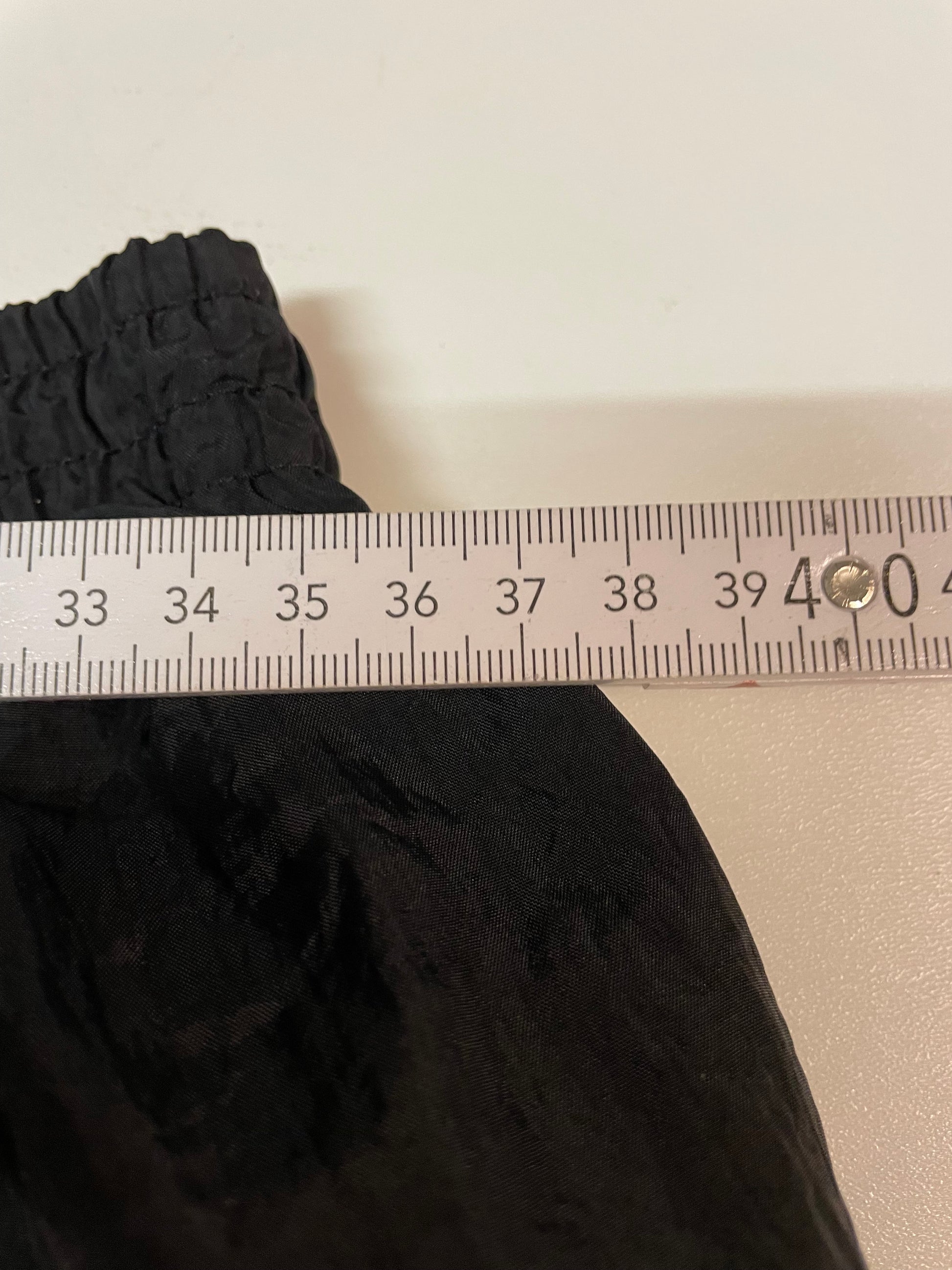 Entdecke unsere Vintage Track Pants von Nike und anderen Marken, erhältlich bei Valuxery.de - Dein Shop für trendige Vintage - Kleidung. Unsere Track Pants sind aus hochwertigen Materialien und