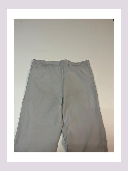Entdecke unsere Vintage Track Pants von Nike und anderen Marken, erhältlich bei Valuxery.de - Dein Shop für trendige Vintage - Kleidung. Unsere Track Pants sind aus hochwertigen Materialien und