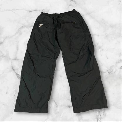 Entdecke unsere Vintage Track Pants von Nike und anderen Marken, erhältlich bei Valuxery.de - Dein Shop für trendige Vintage - Kleidung. Unsere Track Pants sind aus hochwertigen Materialien und