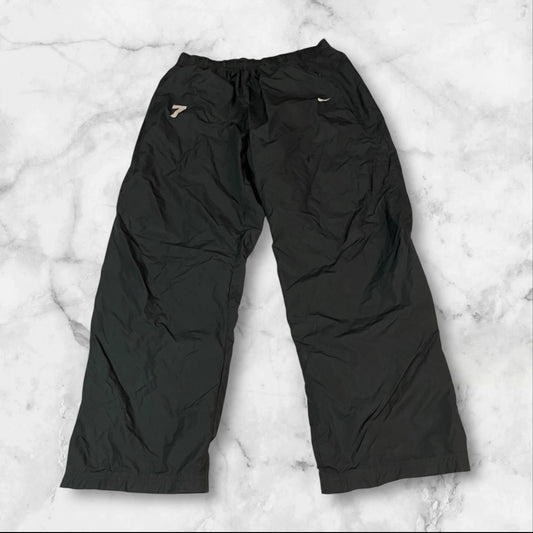 Entdecke unsere Vintage Track Pants von Nike und anderen Marken, erhältlich bei Valuxery.de - Dein Shop für trendige Vintage - Kleidung. Unsere Track Pants sind aus hochwertigen Materialien und