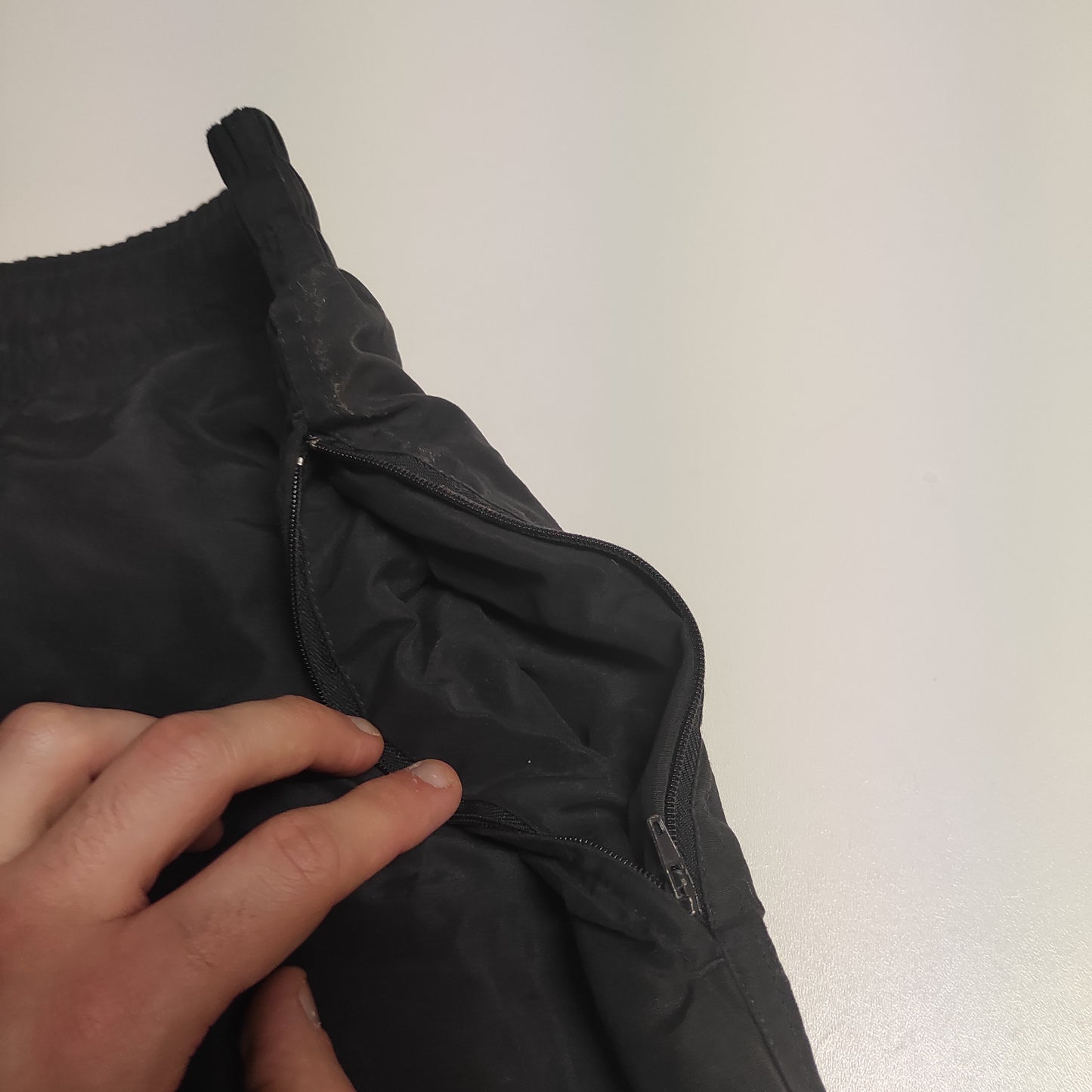 Entdecke unsere Vintage Track Pants von Nike und anderen Marken, erhältlich bei Valuxery.de - Dein Shop für trendige Vintage - Kleidung. Unsere Track Pants sind aus hochwertigen Materialien und