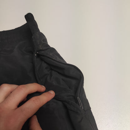 Entdecke unsere Vintage Track Pants von Nike und anderen Marken, erhältlich bei Valuxery.de - Dein Shop für trendige Vintage - Kleidung. Unsere Track Pants sind aus hochwertigen Materialien und