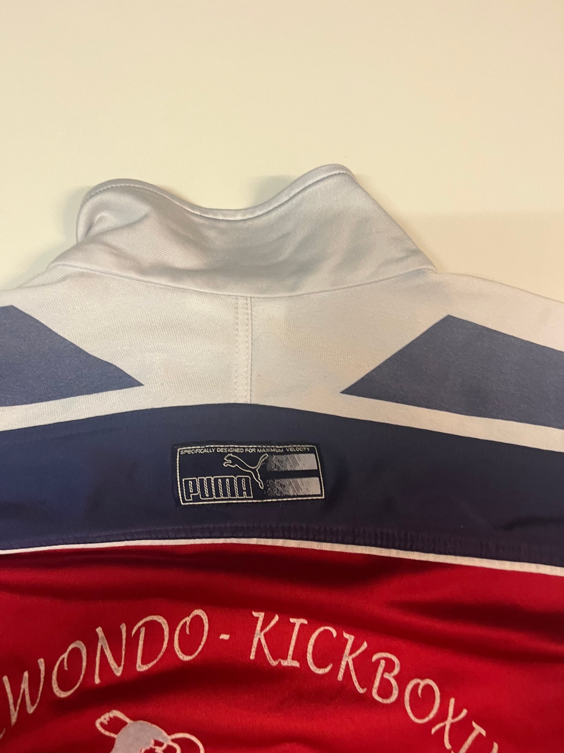 Entdecke unsere Vintage Track Pants von Nike und anderen Marken, erhältlich bei Valuxery.de - Dein Shop für trendige Vintage - Kleidung. Unsere Track Pants sind aus hochwertigen Materialien und