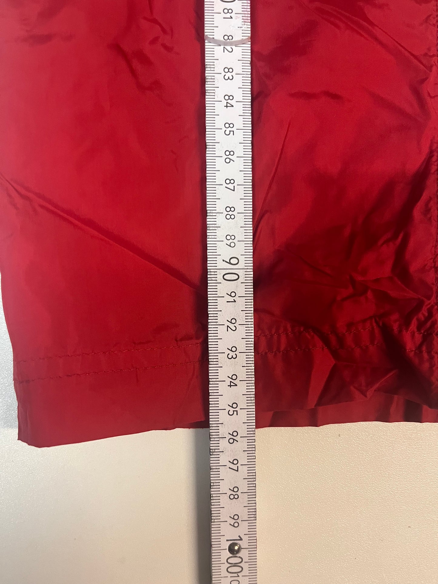 Entdecke unsere Vintage Track Pants von Nike und anderen Marken, erhältlich bei Valuxery.de - Dein Shop für trendige Vintage - Kleidung. Unsere Track Pants sind aus hochwertigen Materialien und