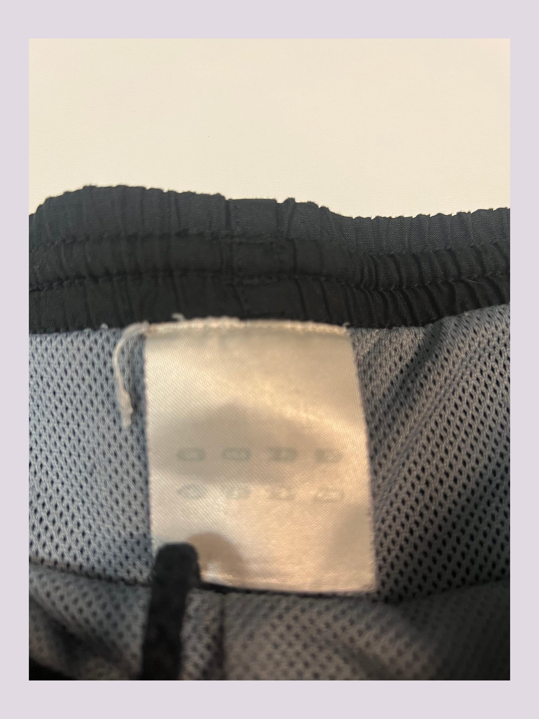 Entdecke unsere Vintage Track Pants von Nike und anderen Marken, erhältlich bei Valuxery.de - Dein Shop für trendige Vintage - Kleidung. Unsere Track Pants sind aus hochwertigen Materialien und