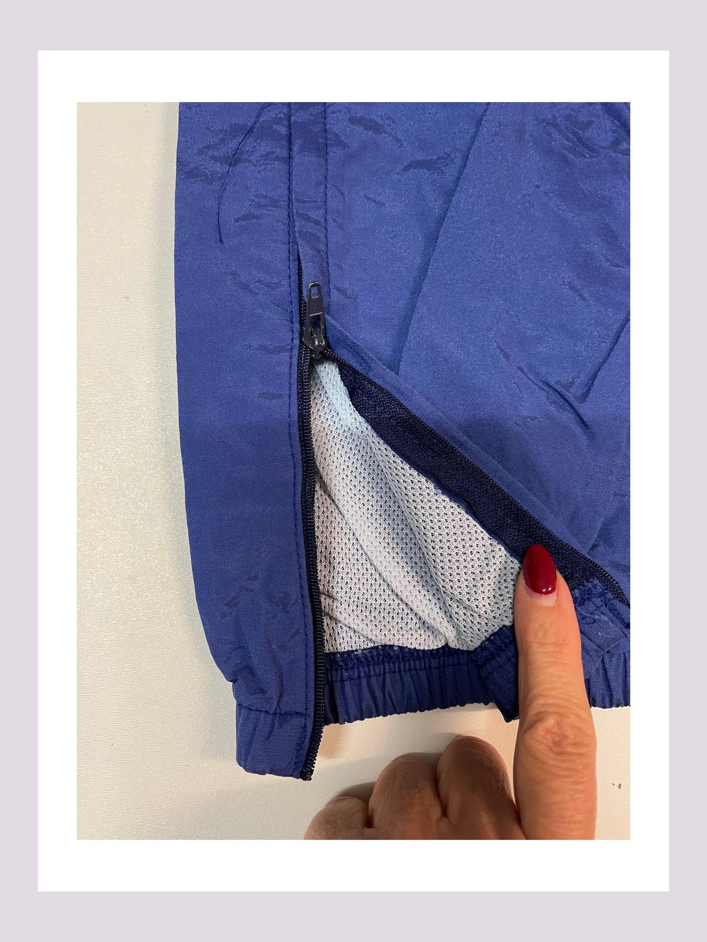 Entdecke unsere Vintage Track Pants von Nike und anderen Marken, erhältlich bei Valuxery.de - Dein Shop für trendige Vintage - Kleidung. Unsere Track Pants sind aus hochwertigen Materialien und