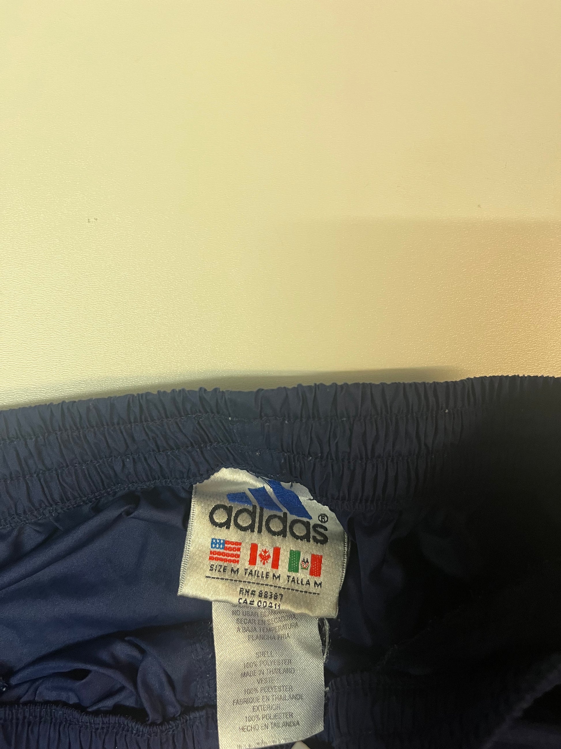 Entdecke unsere Vintage Track Pants von Nike und anderen Marken, erhältlich bei Valuxery.de - Dein Shop für trendige Vintage - Kleidung. Unsere Track Pants sind aus hochwertigen Materialien und