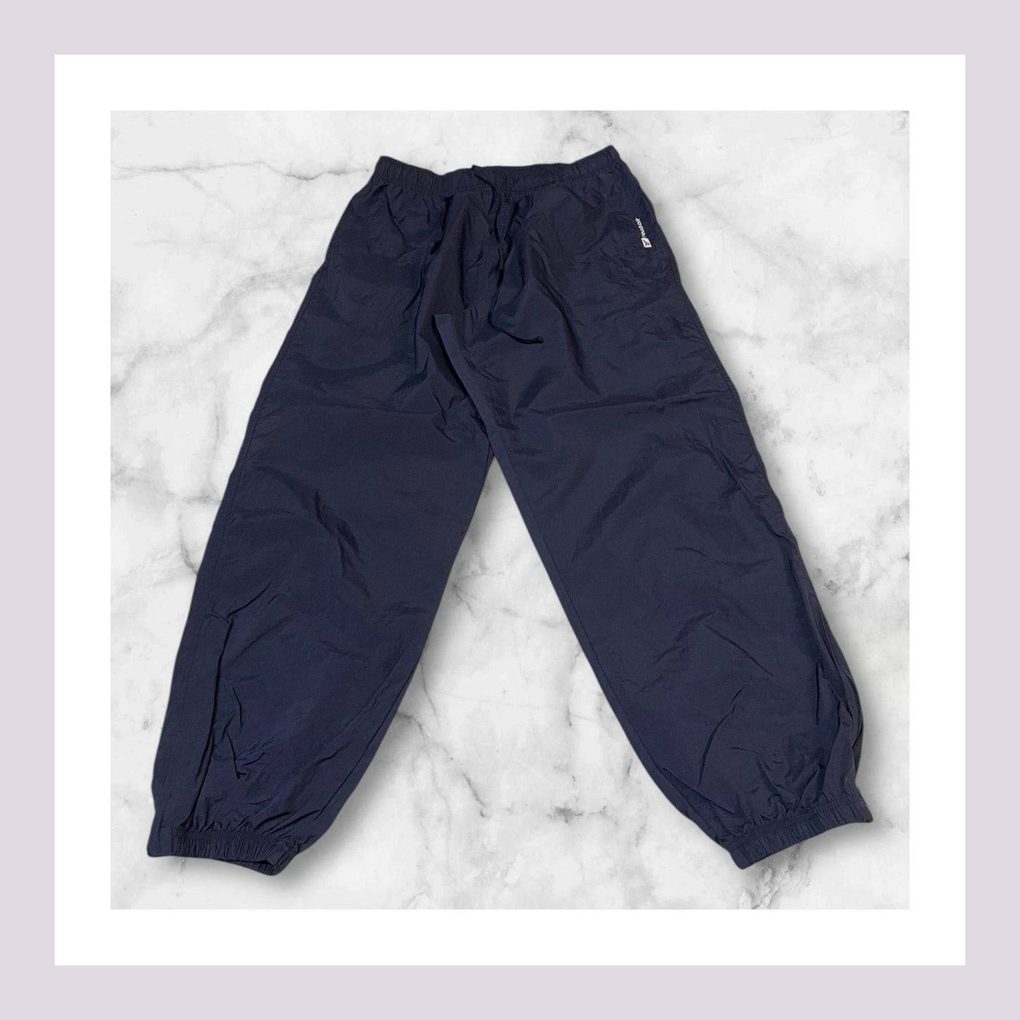 Entdecke unsere Vintage Track Pants von Nike und anderen Marken, erhältlich bei Valuxery.de - Dein Shop für trendige Vintage - Kleidung. Unsere Track Pants sind aus hochwertigen Materialien und