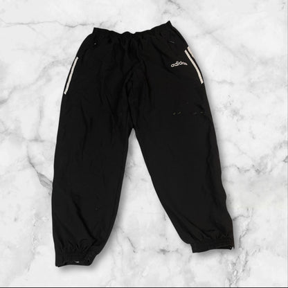 Entdecke unsere Vintage Track Pants von Nike und anderen Marken, erhältlich bei Valuxery.de - Dein Shop für trendige Vintage - Kleidung. Unsere Track Pants sind aus hochwertigen Materialien und