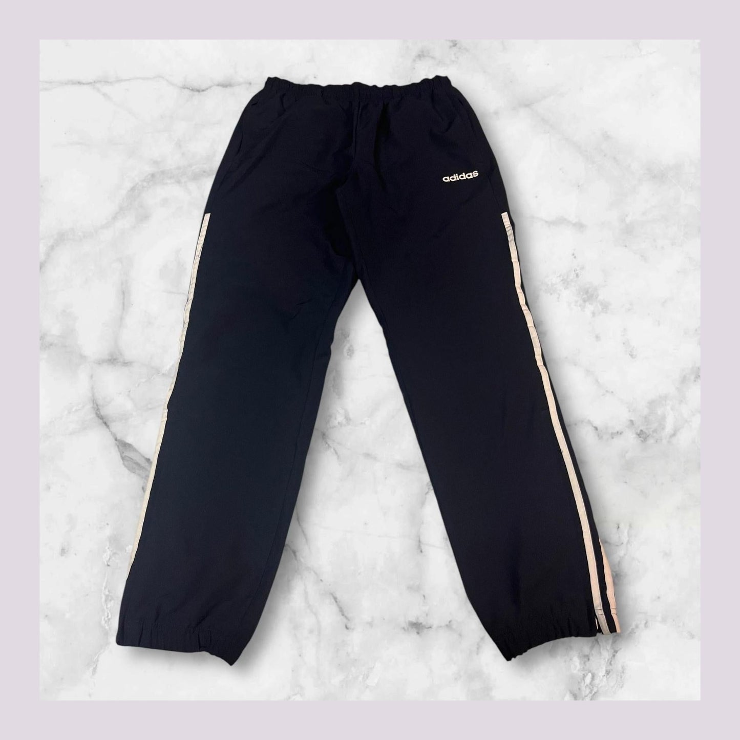 Entdecke unsere Vintage Track Pants von Nike und anderen Marken, erhältlich bei Valuxery.de - Dein Shop für trendige Vintage - Kleidung. Unsere Track Pants sind aus hochwertigen Materialien und