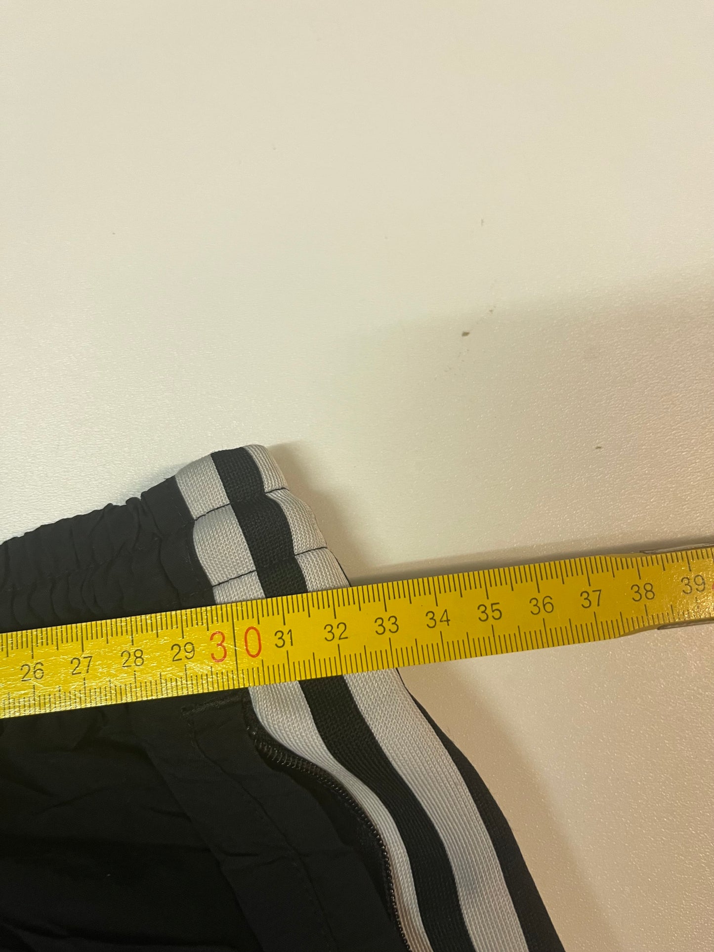 Entdecke unsere Vintage Track Pants von Nike und anderen Marken, erhältlich bei Valuxery.de - Dein Shop für trendige Vintage - Kleidung. Unsere Track Pants sind aus hochwertigen Materialien und