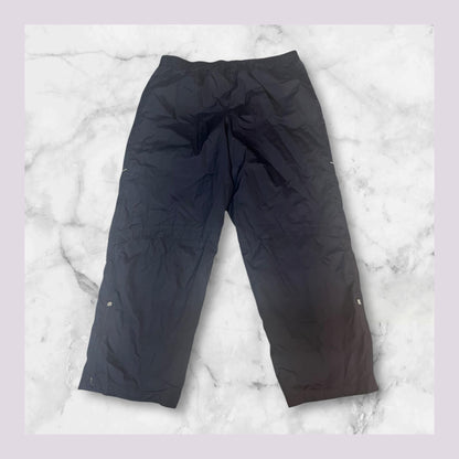 Entdecke unsere Vintage Track Pants von Nike und anderen Marken, erhältlich bei Valuxery.de - Dein Shop für trendige Vintage - Kleidung. Unsere Track Pants sind aus hochwertigen Materialien und