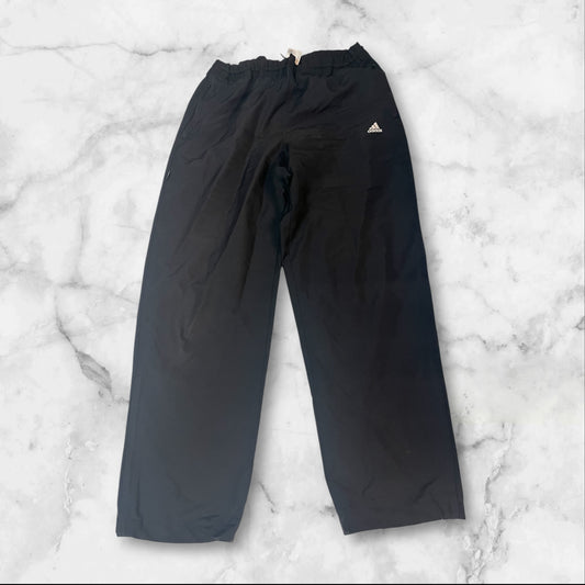 Entdecke unsere Vintage Track Pants von Nike und anderen Marken, erhältlich bei Valuxery.de - Dein Shop für trendige Vintage - Kleidung. Unsere Track Pants sind aus hochwertigen Materialien und