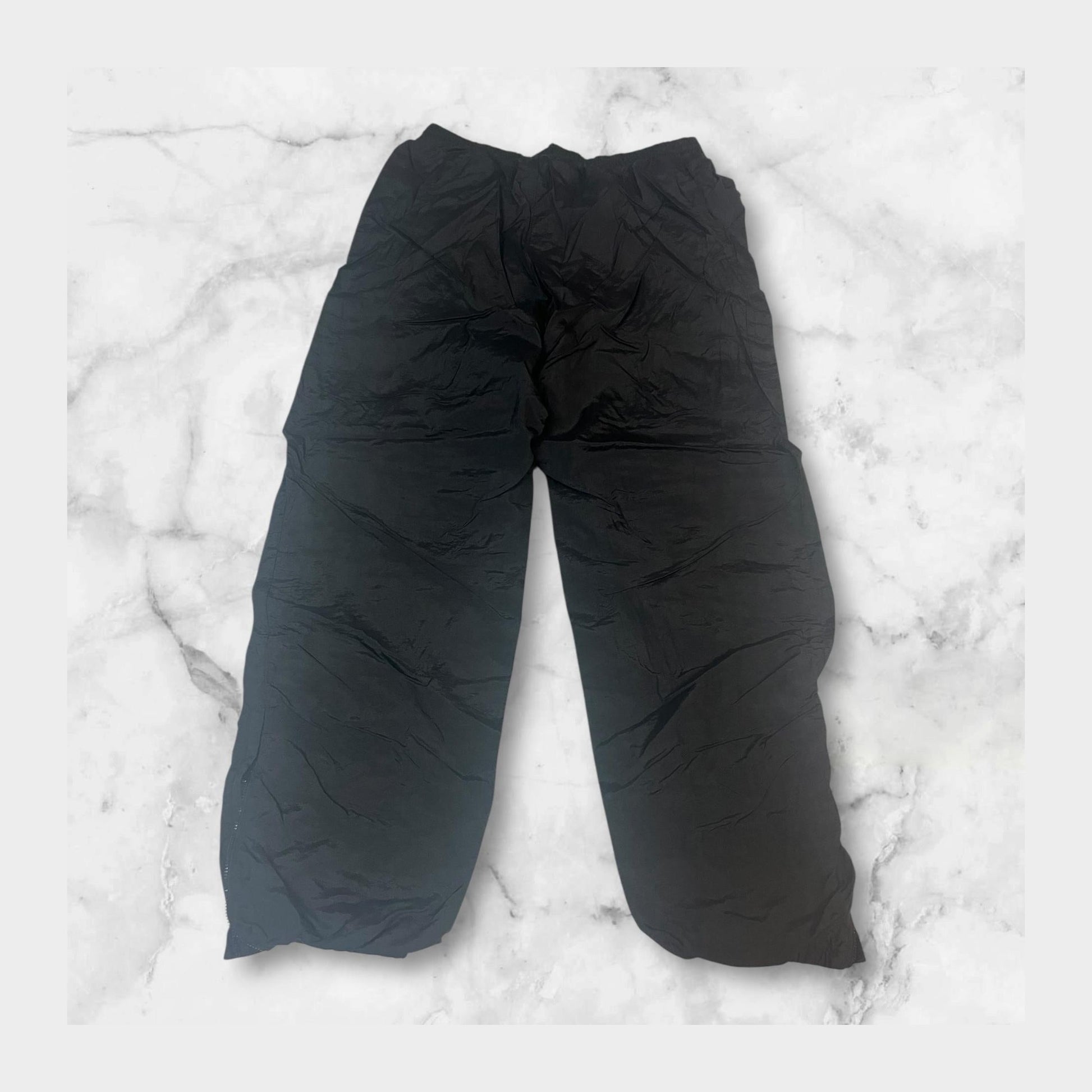 Entdecke unsere Vintage Track Pants von Nike und anderen Marken, erhältlich bei Valuxery.de - Dein Shop für trendige Vintage - Kleidung. Unsere Track Pants sind aus hochwertigen Materialien und