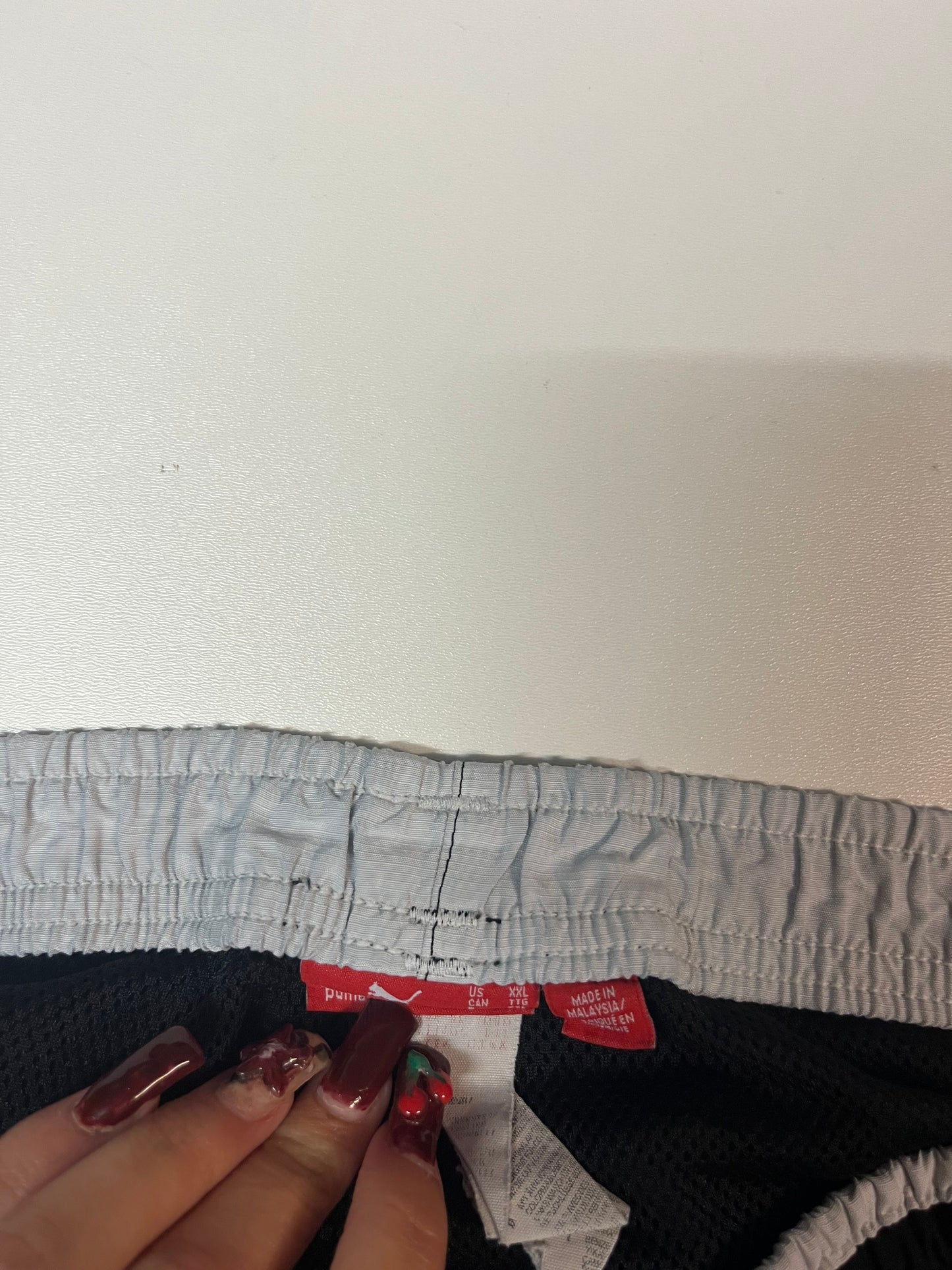 Entdecke unsere Vintage Track Pants von Nike und anderen Marken, erhältlich bei Valuxery.de - Dein Shop für trendige Vintage - Kleidung. Unsere Track Pants sind aus hochwertigen Materialien und