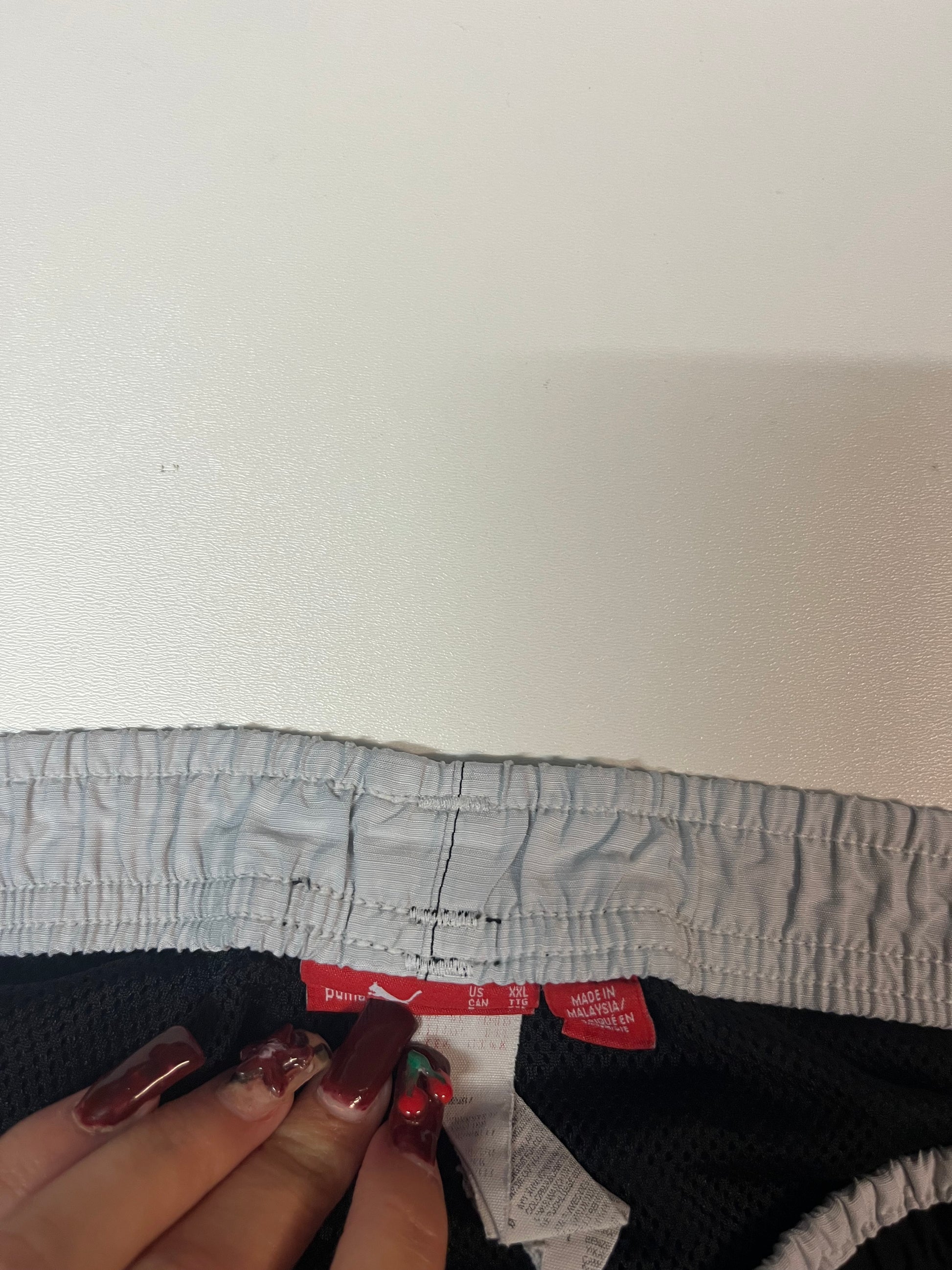 Entdecke unsere Vintage Track Pants von Nike und anderen Marken, erhältlich bei Valuxery.de - Dein Shop für trendige Vintage - Kleidung. Unsere Track Pants sind aus hochwertigen Materialien und