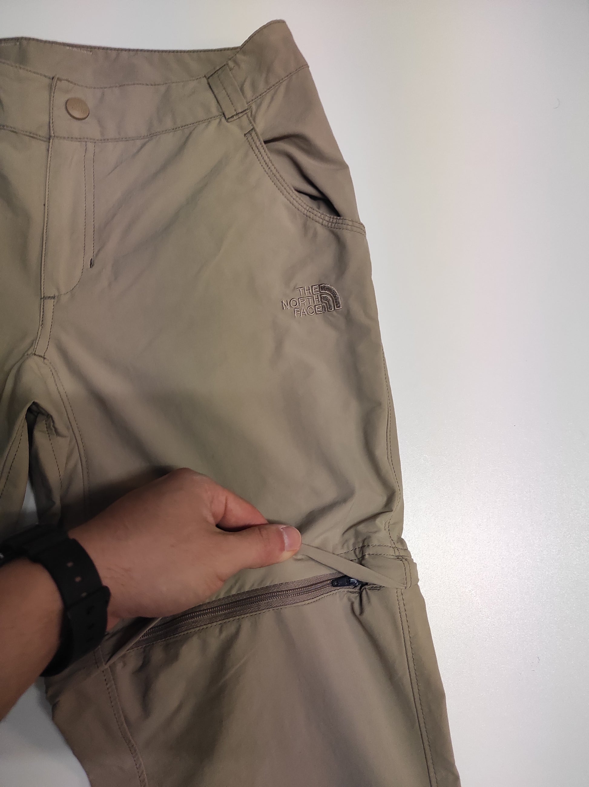 Entdecke unsere Vintage Track Pants von Nike und anderen Marken, erhältlich bei Valuxery.de - Dein Shop für trendige Vintage - Kleidung. Unsere Track Pants sind aus hochwertigen Materialien und