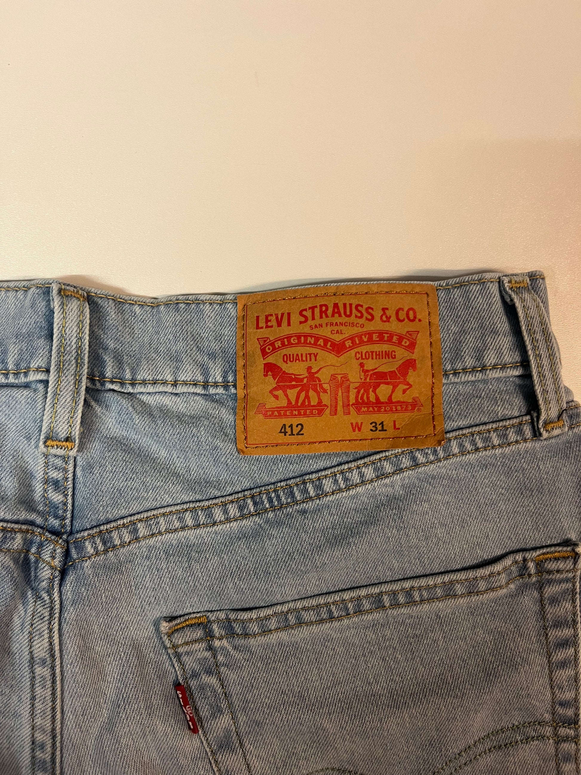 Entdecke unsere Vintage Track Pants von Nike und anderen Marken, erhältlich bei Valuxery.de - Dein Shop für trendige Vintage - Kleidung. Unsere Track Pants sind aus hochwertigen Materialien und