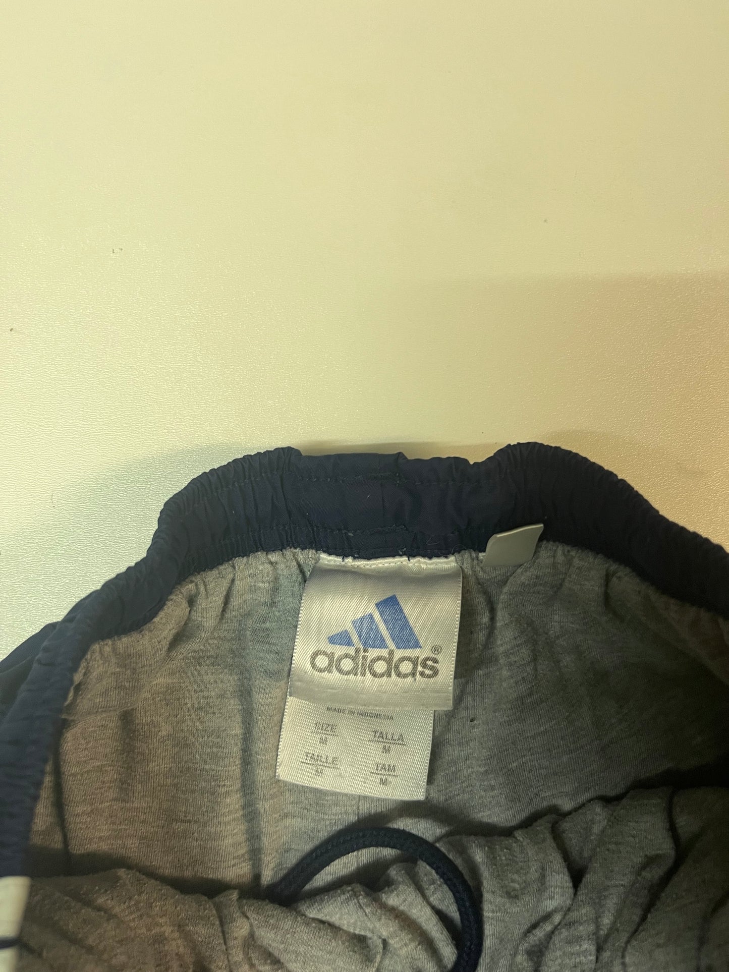 Entdecke unsere Vintage Track Pants von Nike und anderen Marken, erhältlich bei Valuxery.de - Dein Shop für trendige Vintage - Kleidung. Unsere Track Pants sind aus hochwertigen Materialien und