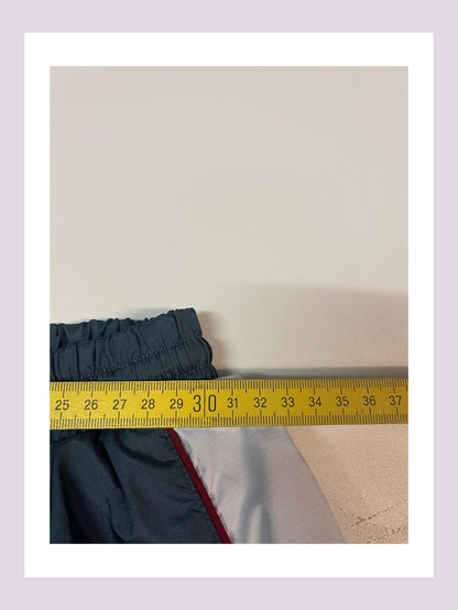 Entdecke unsere Vintage Track Pants von Nike und anderen Marken, erhältlich bei Valuxery.de - Dein Shop für trendige Vintage - Kleidung. Unsere Track Pants sind aus hochwertigen Materialien und