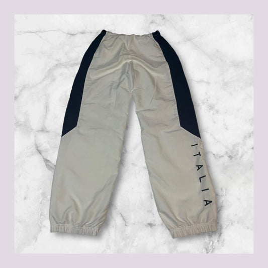 Entdecke unsere Vintage Track Pants von Nike und anderen Marken, erhältlich bei Valuxery.de - Dein Shop für trendige Vintage - Kleidung. Unsere Track Pants sind aus hochwertigen Materialien und