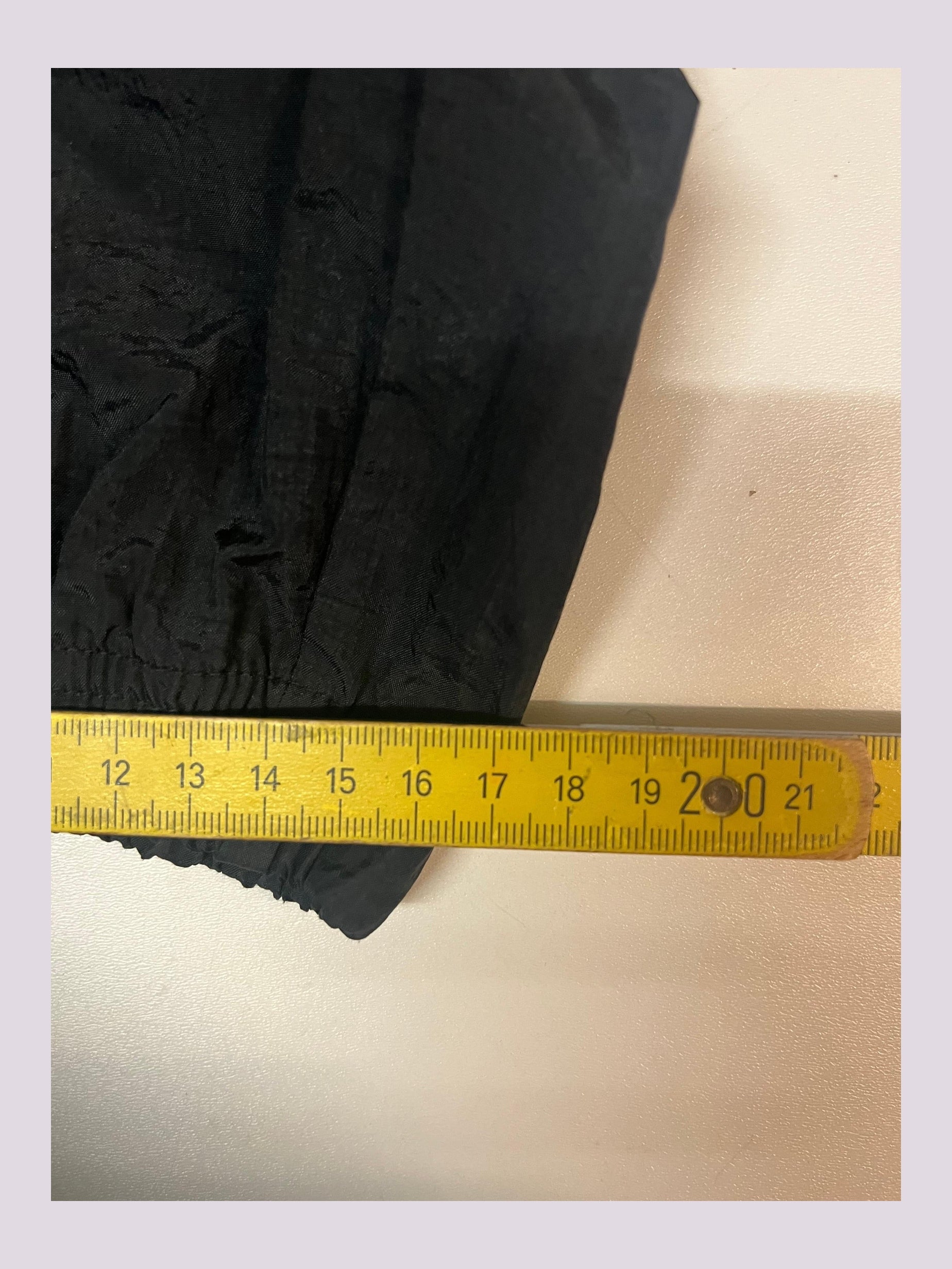 Entdecke unsere Vintage Track Pants von Nike und anderen Marken, erhältlich bei Valuxery.de - Dein Shop für trendige Vintage - Kleidung. Unsere Track Pants sind aus hochwertigen Materialien und