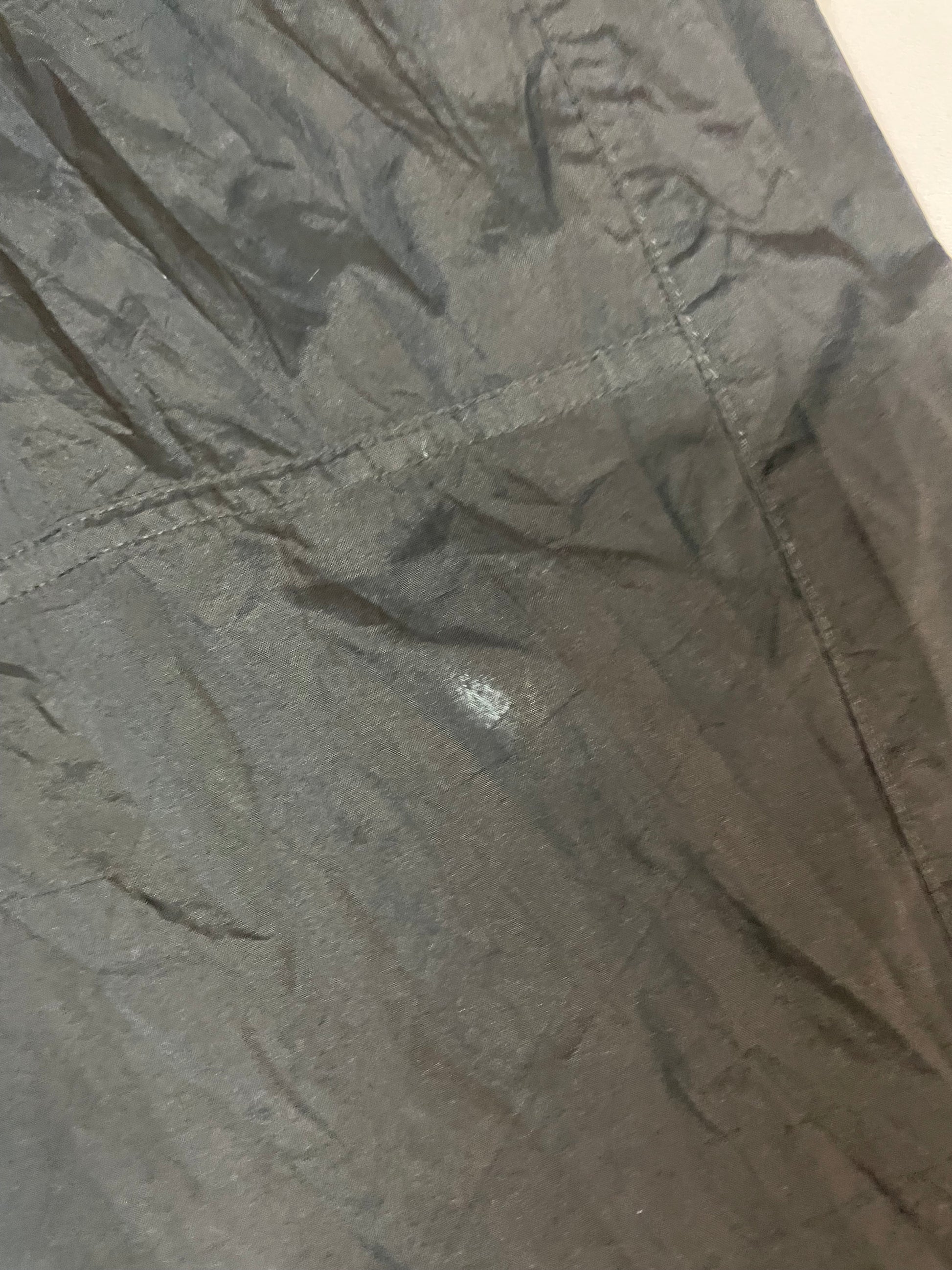 Entdecke unsere Vintage Track Pants von Nike und anderen Marken, erhältlich bei Valuxery.de - Dein Shop für trendige Vintage - Kleidung. Unsere Track Pants sind aus hochwertigen Materialien und